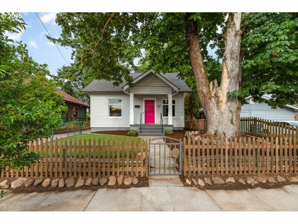 Property Photo: 320 NE 75th Ave OR 97213