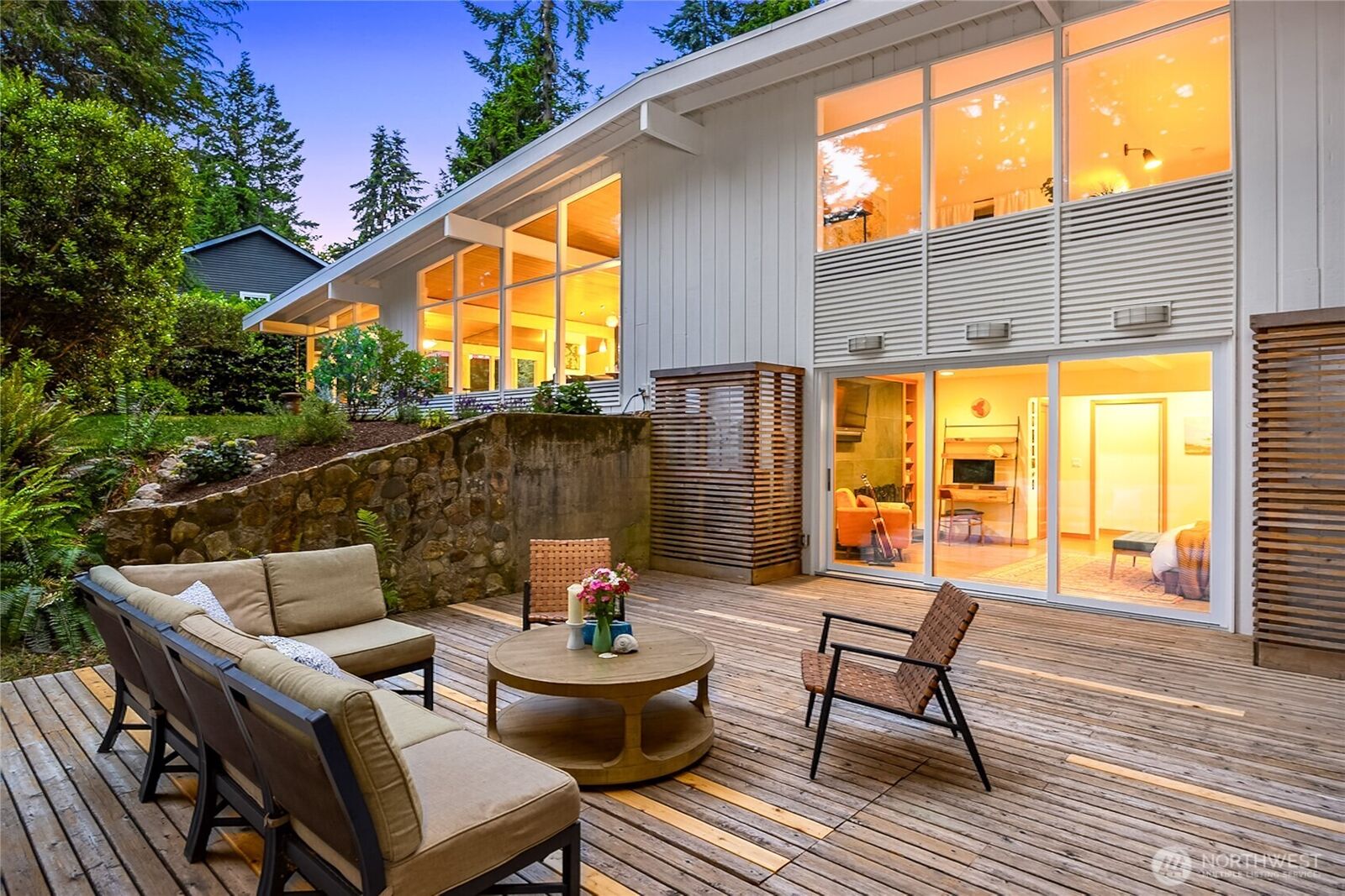 Property Photo:  8975  Ferncliff Avenue NE  WA 98110 