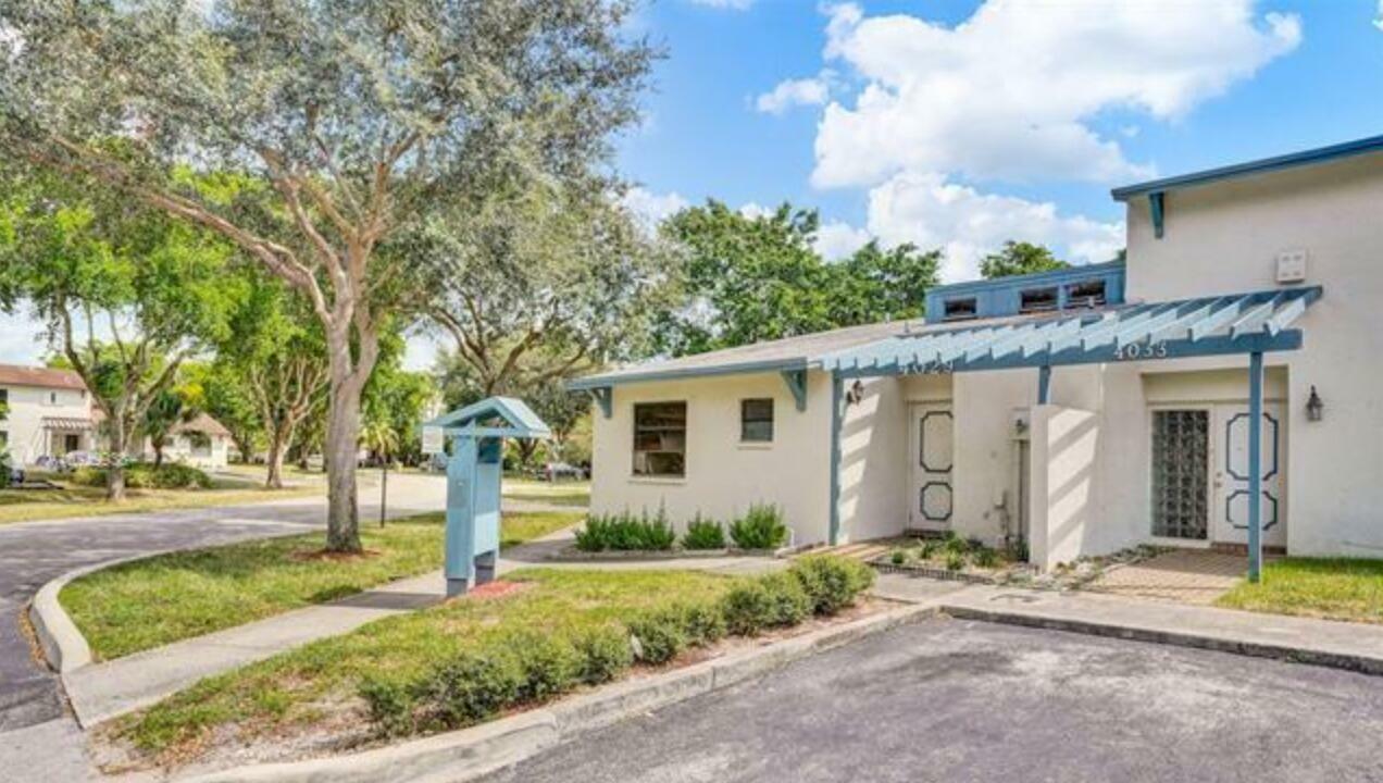 Property Photo: 4029 SW 68th Way 1-I FL 33023