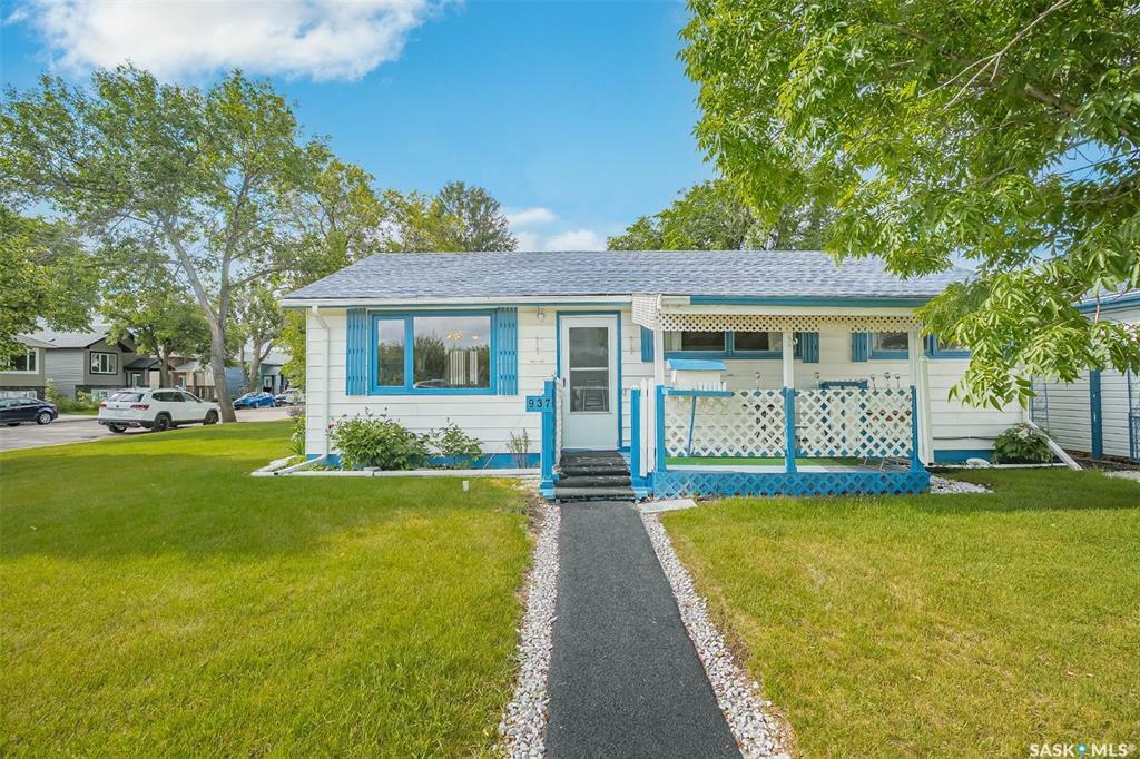 Property Photo: 937 R Avenue N SK S7L 2Z4