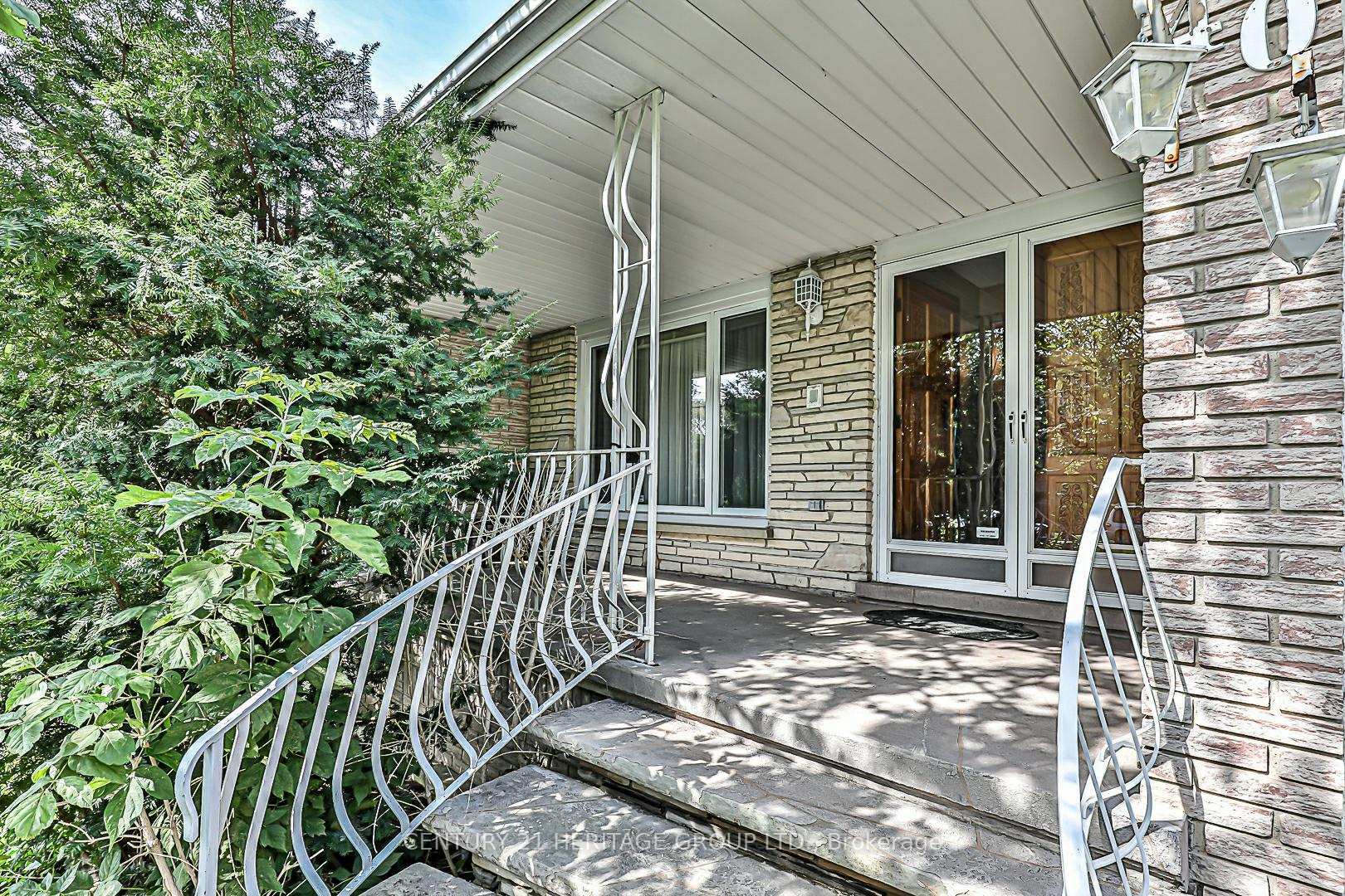 Photo de la propriété: 40 Weldrick Road W ON L4C 3T8