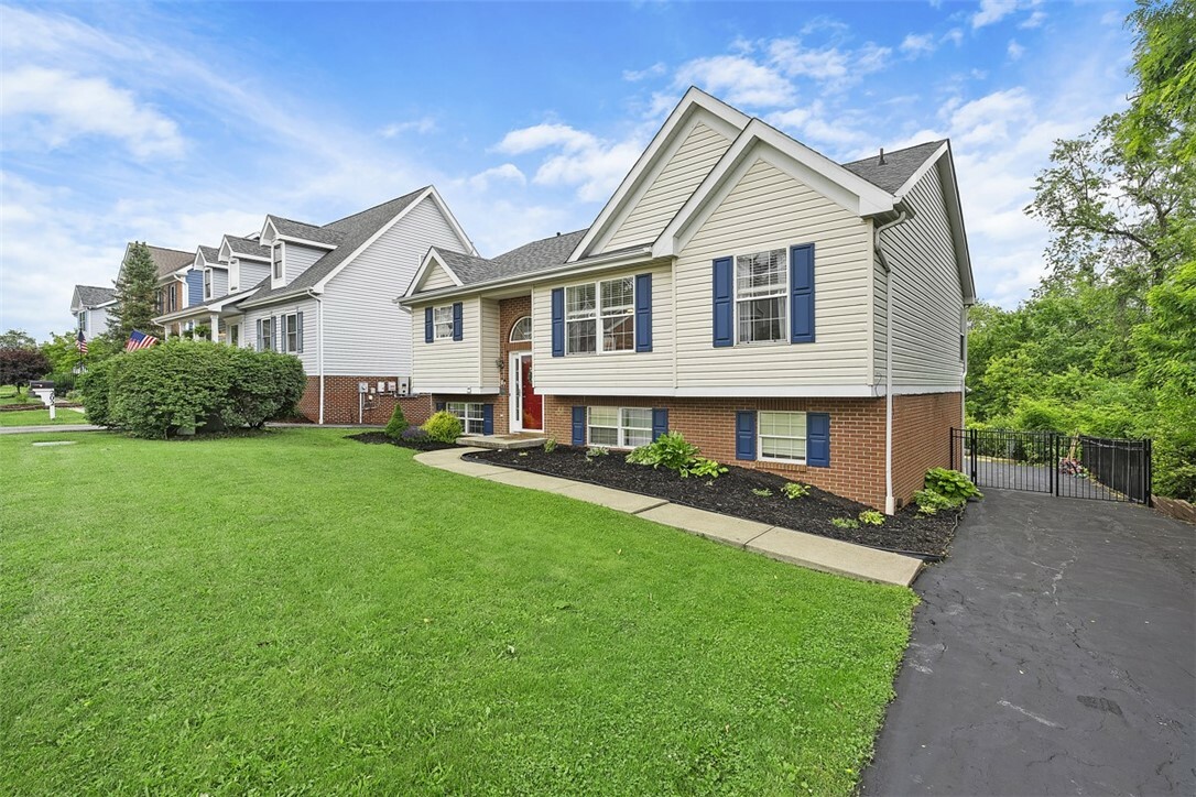 Property Photo: 196 Oakbrook Cir PA 15220