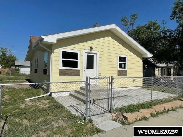 Property Photo:  1126 N Lincoln St  WY 82601-0000 