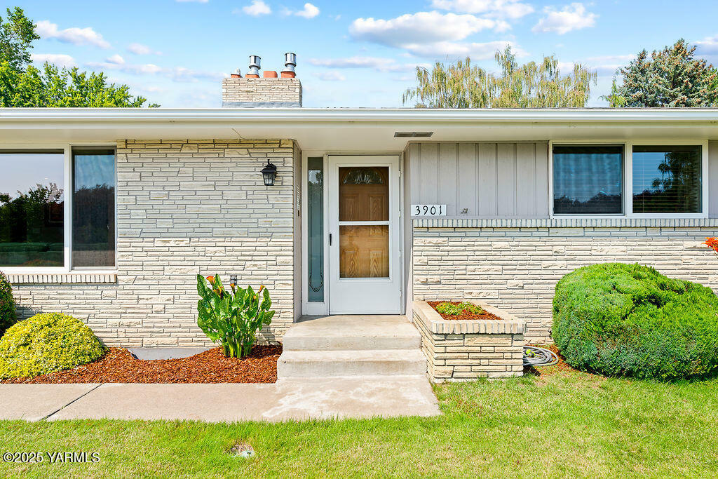 Property Photo:  3901 Richey Rd  WA 98902 
