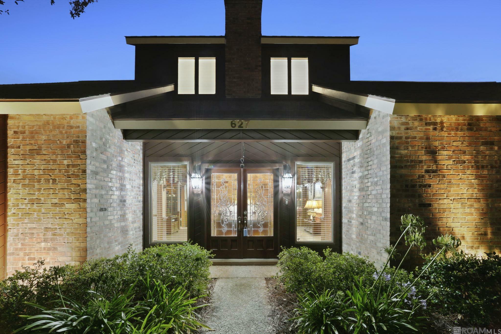 Property Photo: 627 Highland Oaks Dr LA 70810