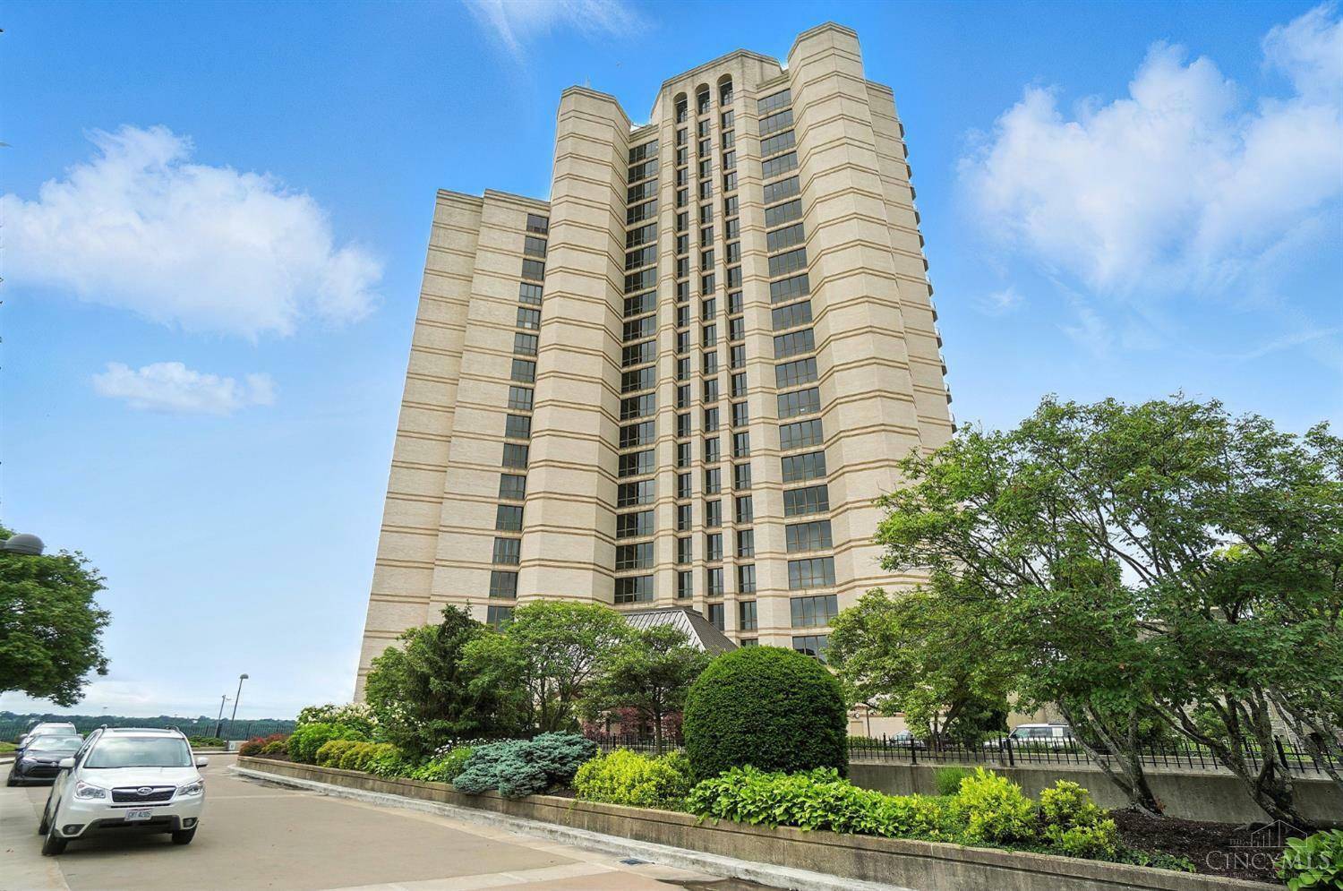 Property Photo: 1201 Edgecliff Place OH 45206