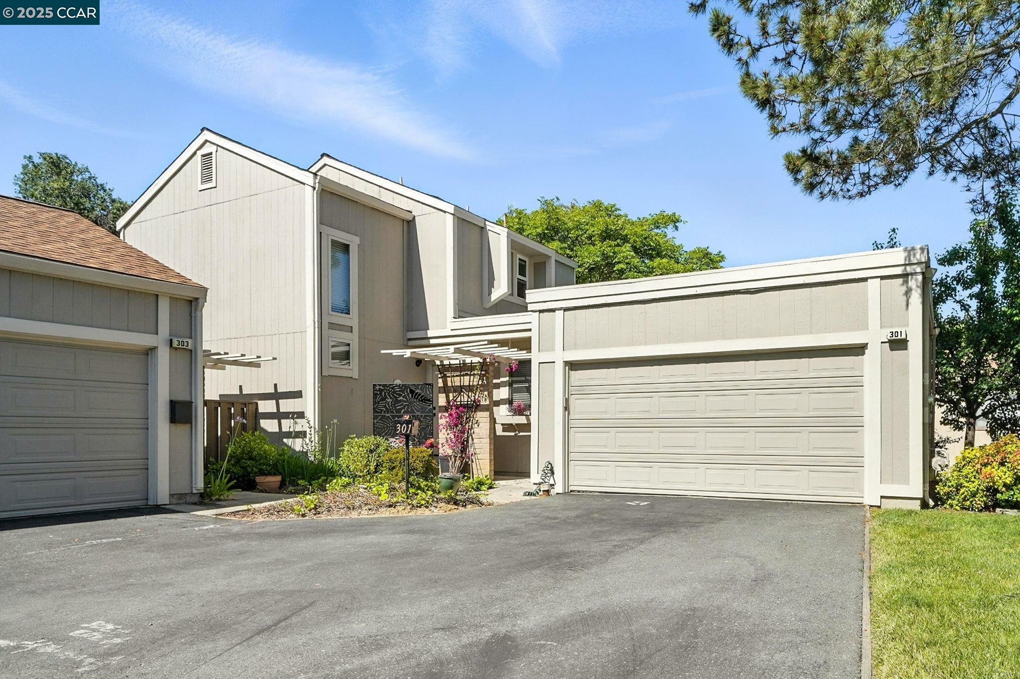 Property Photo: 301 Parklane Plz CA 94553