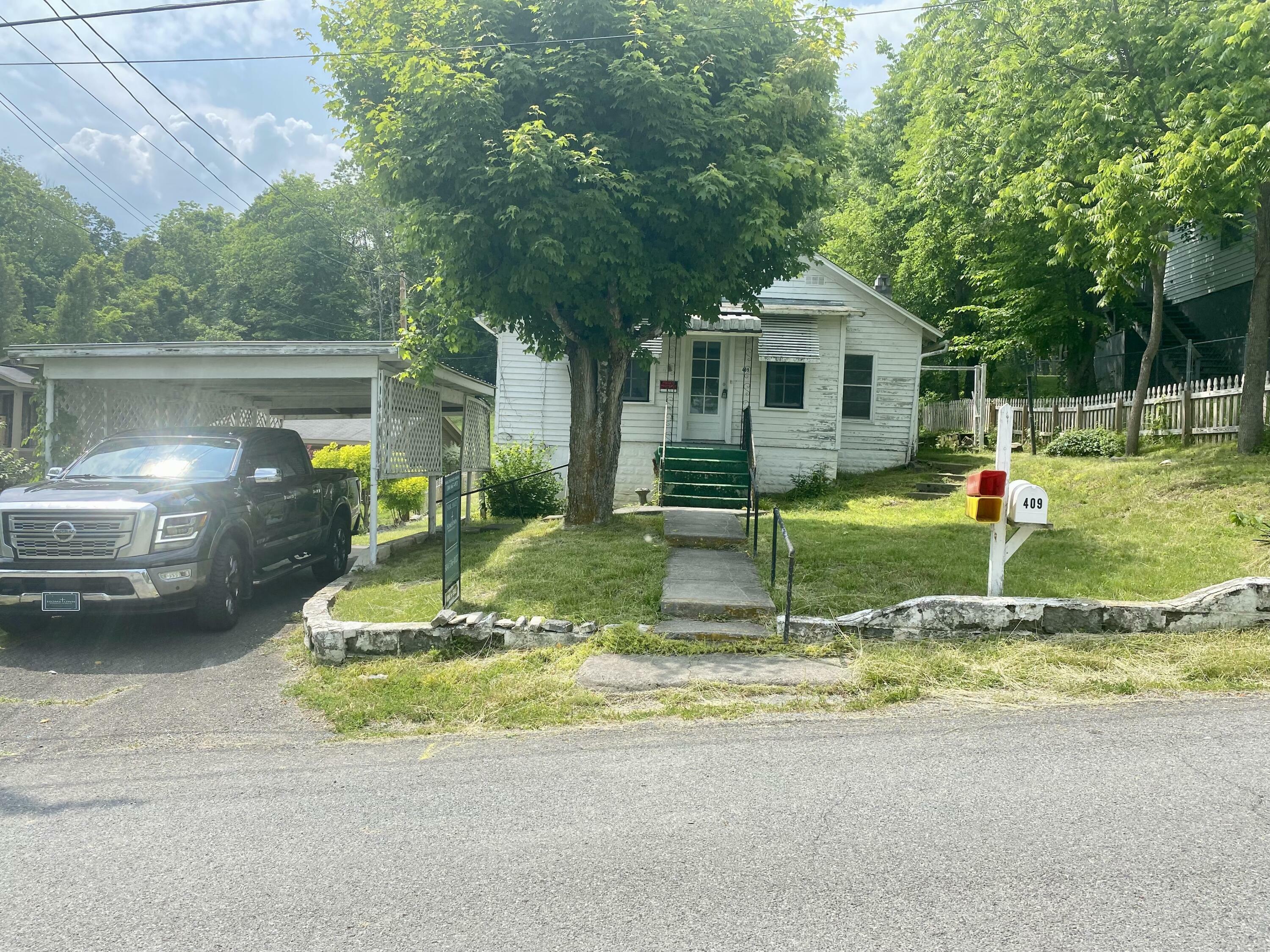 Property Photo: 409 Maple St WV 24901