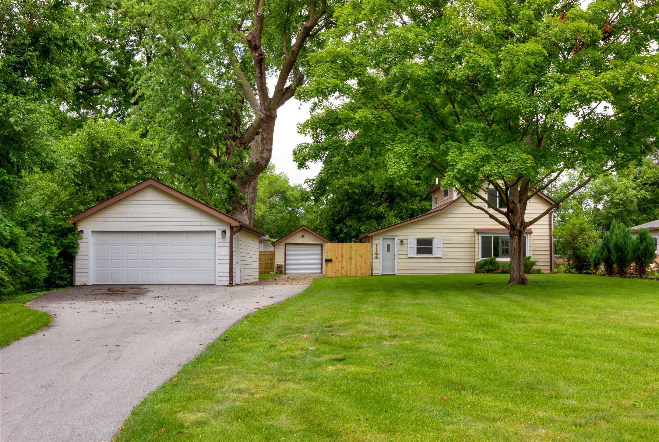 1144 57th Street  Des Moines IA 50311 photo