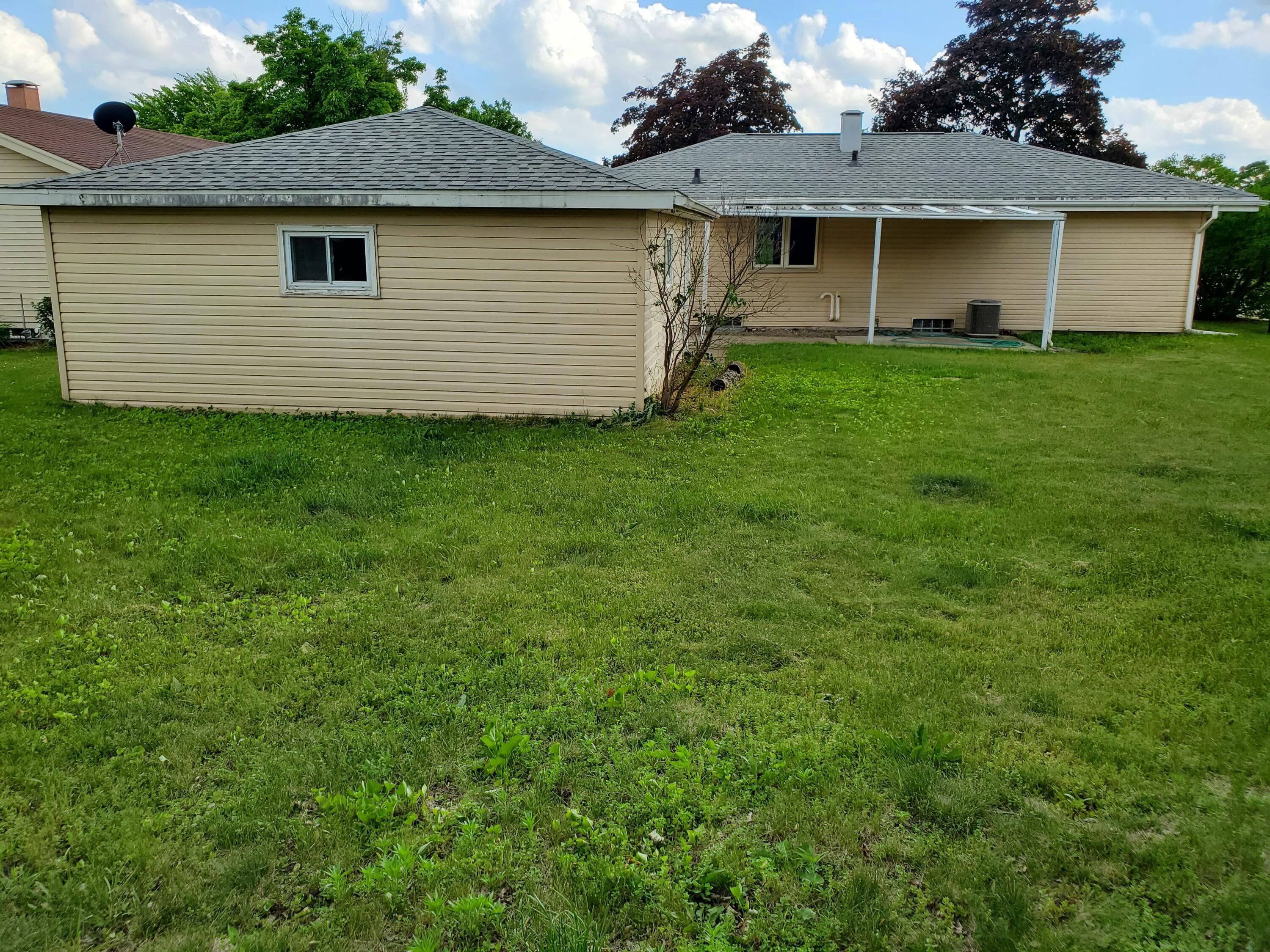 Property Photo: 1920 Deerfield Dr WI 53090