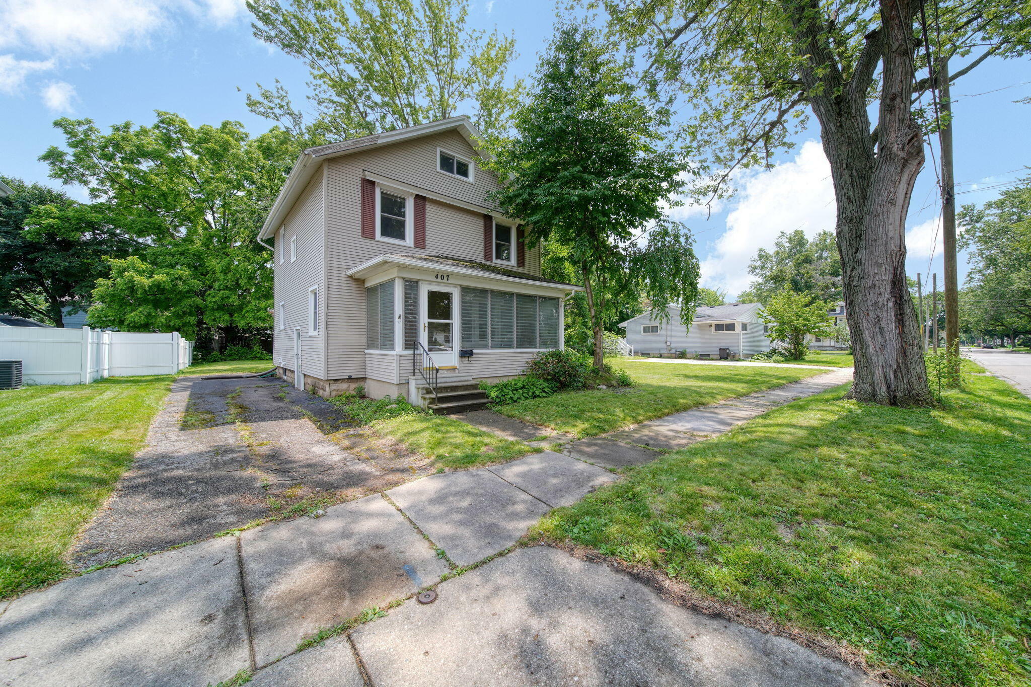 Property Photo: 407 S Grinnell Street MI 49203