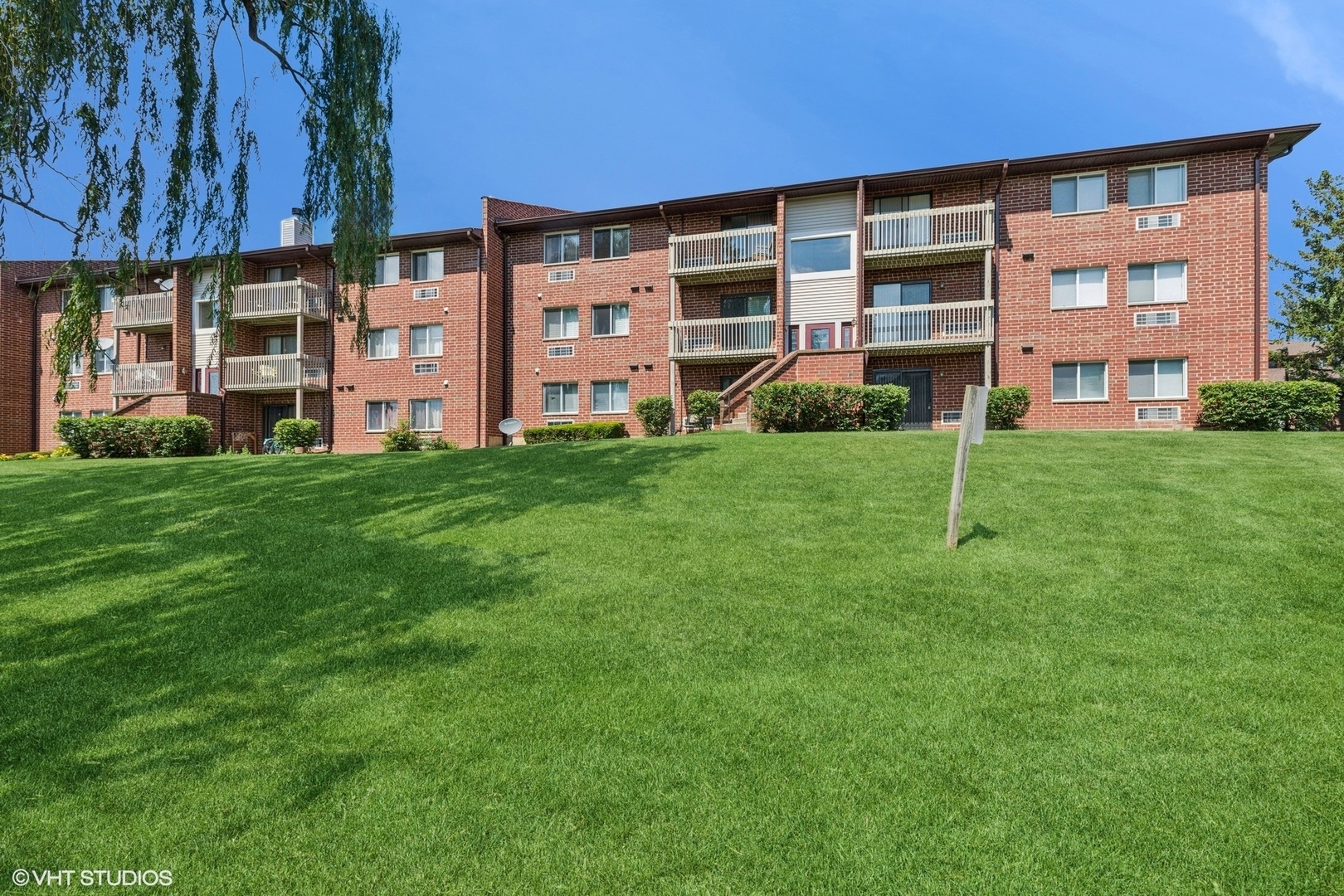 Property Photo: 940 N Lakeside Drive 1A IL 60061