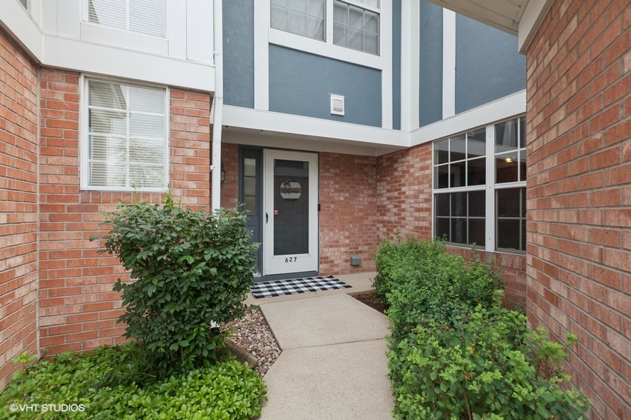 Property Photo: 627 Kingsbridge Drive IL 60188