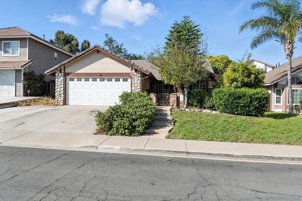 Property Photo: 23886 Red Clover Cir CA 92562