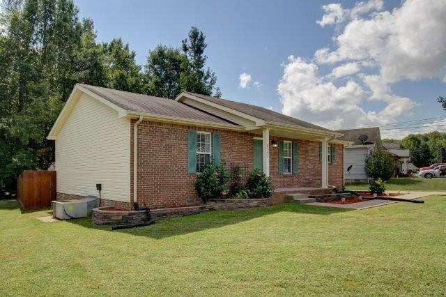 Property Photo: 421 Woodale Dr TN 37042