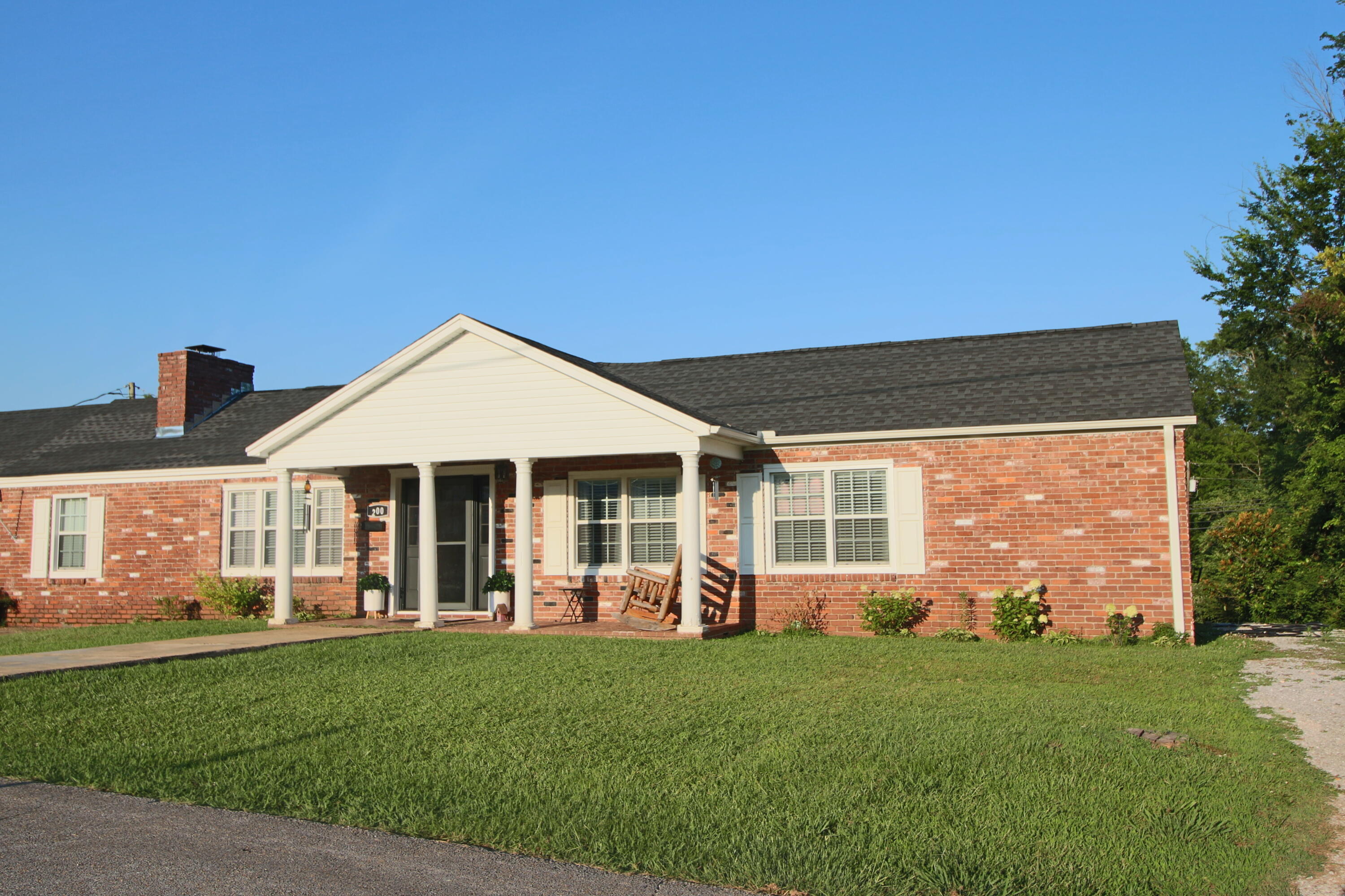 Property Photo:  200 North Oak Street  MS 38852 