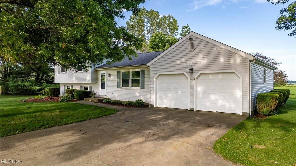 Property Photo: 7505 N Honeytown Road OH 44677