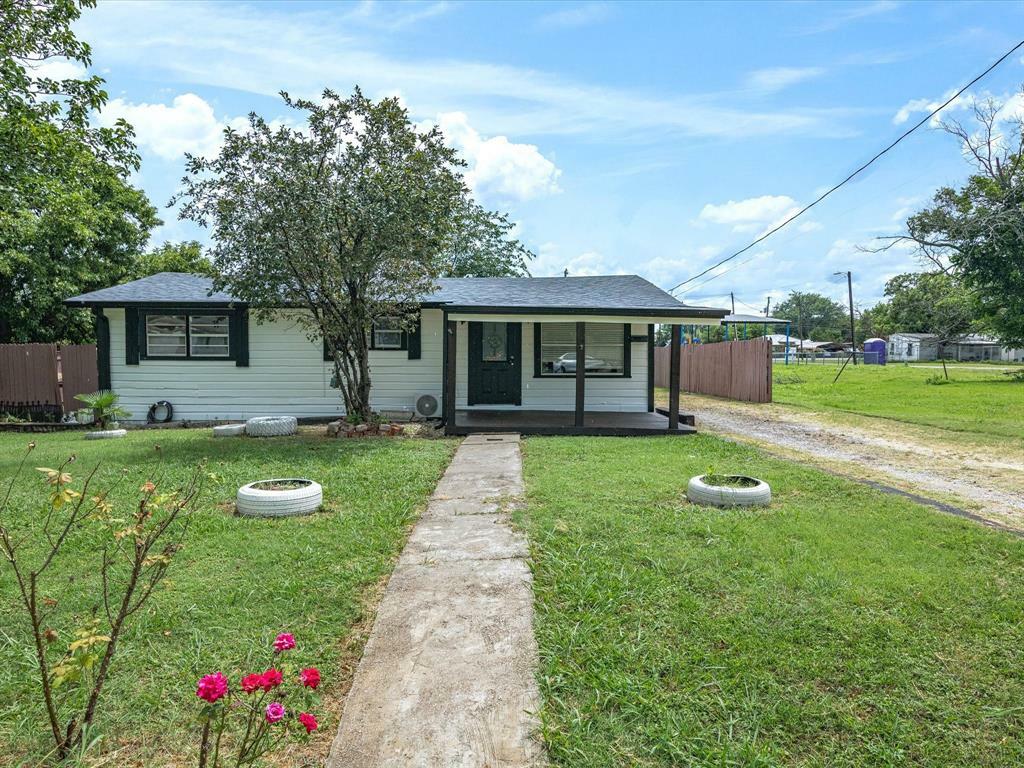 Property Photo: 402 E Davis Avenue TX 76009