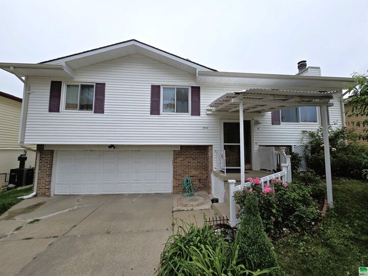 2543 W 20th St  Sioux City IA 51103 photo