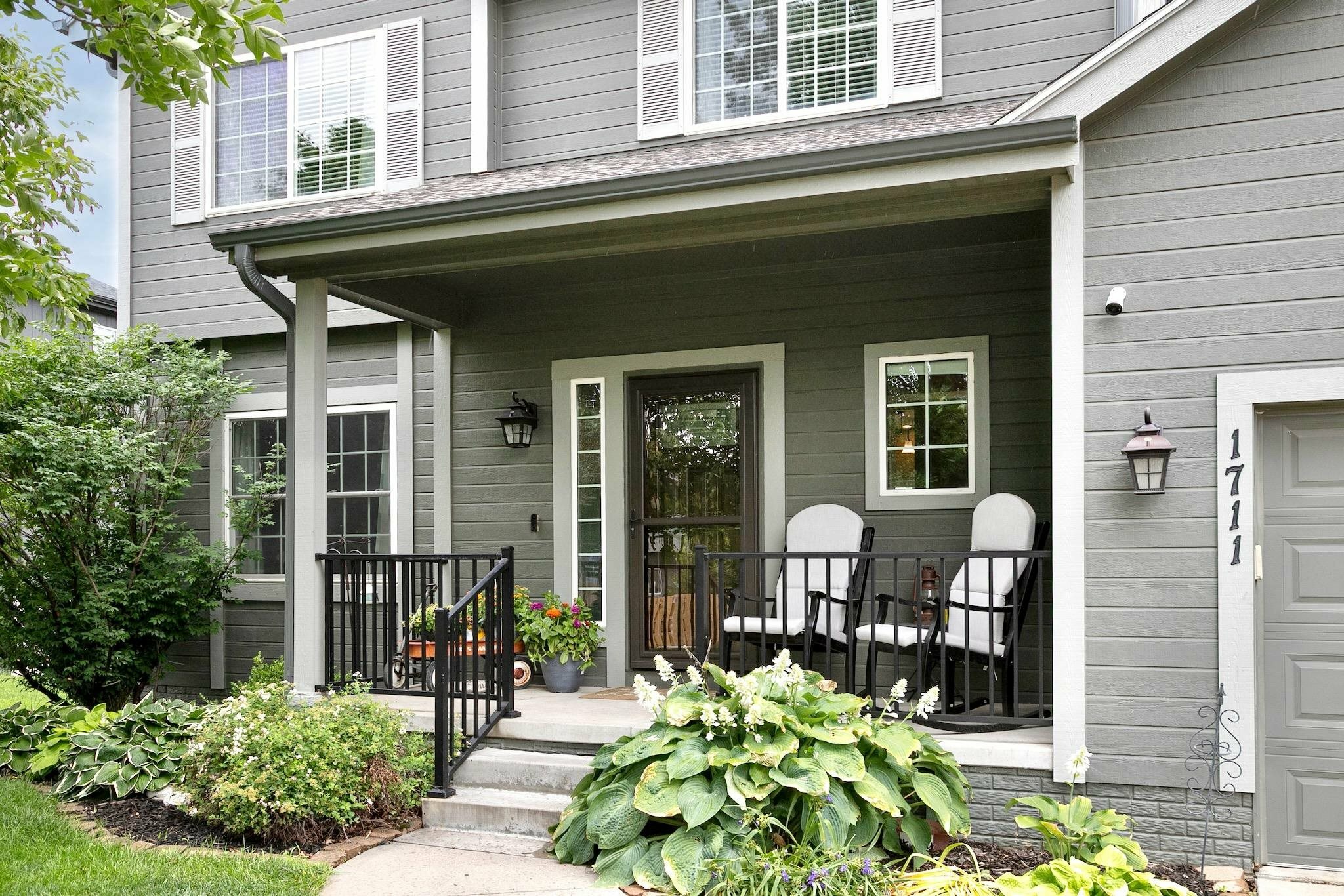 Property Photo: 1711 Lakewood Drive NE 68046