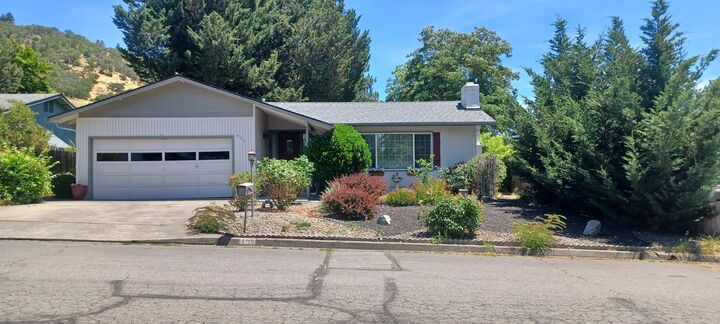 409 NE Royal Drive  Grants Pass OR 97526 photo