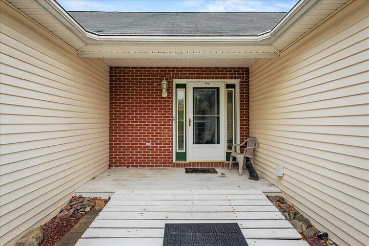 Property Photo: 1623 Mohican Court PA 18330