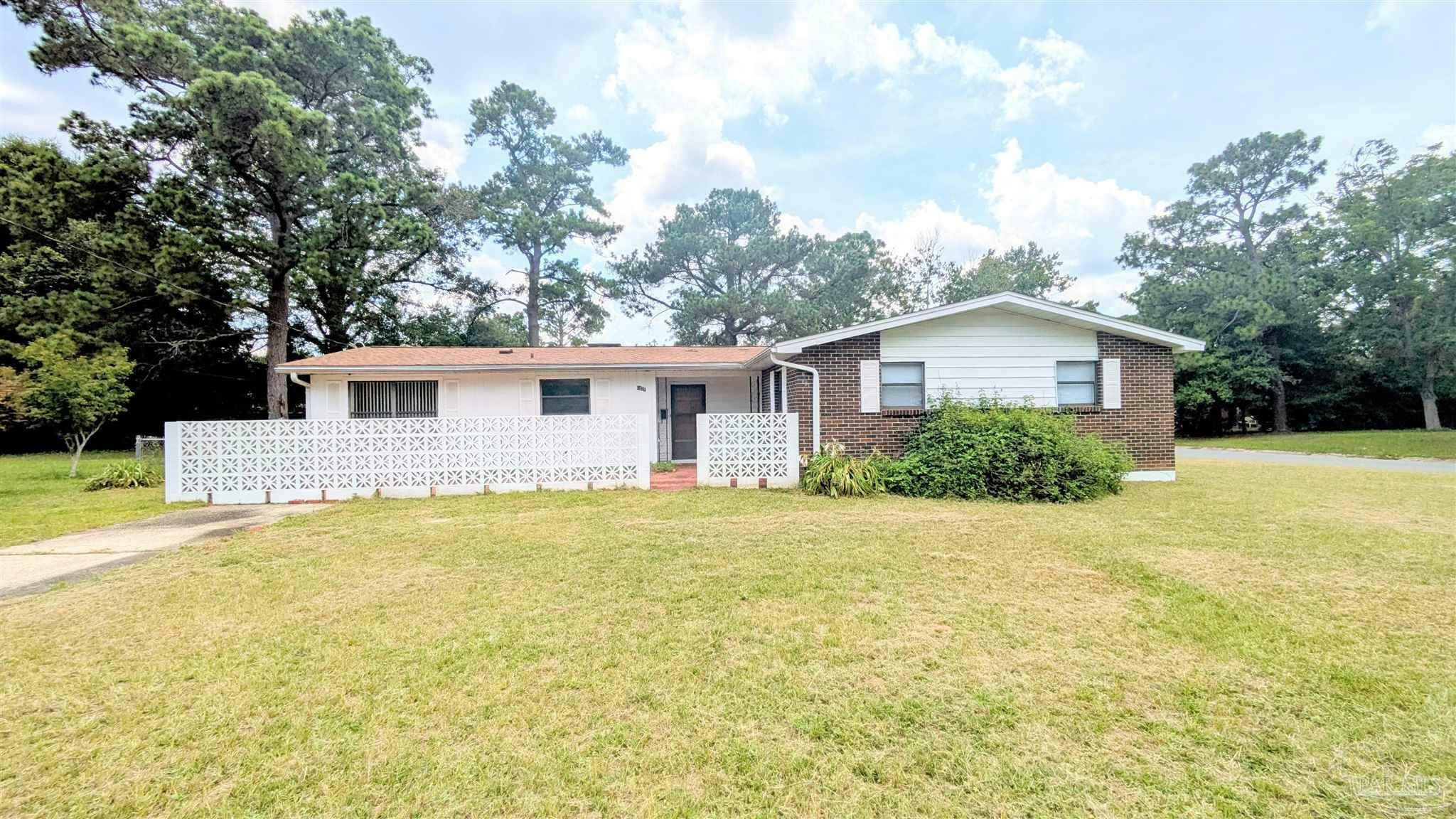 Property Photo: 1025 Revere Dr FL 32505