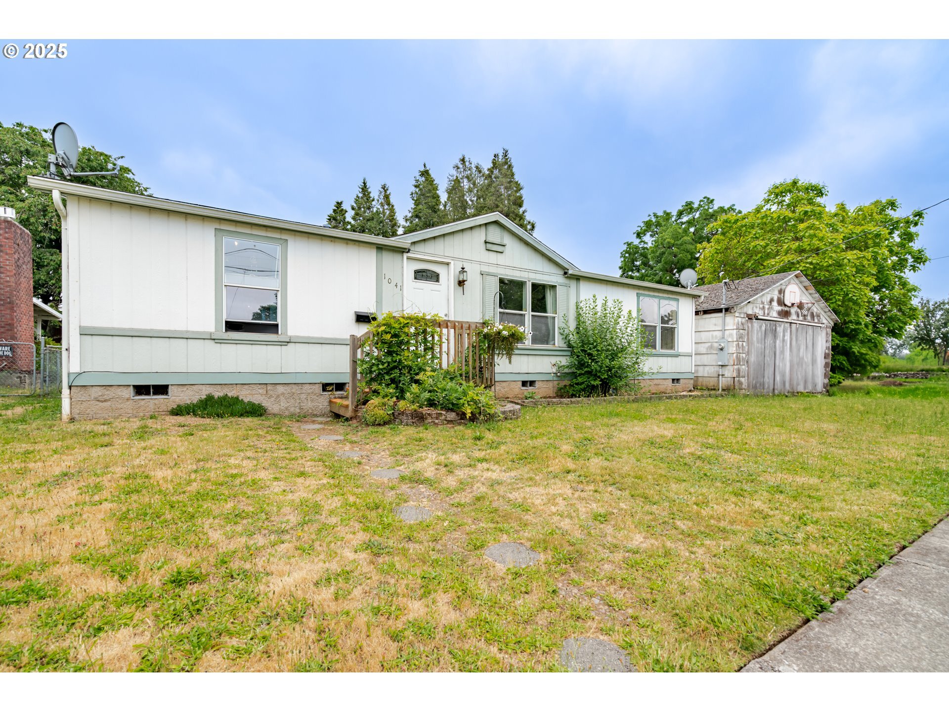 Property Photo:  1041 Hiatt St  OR 97355 