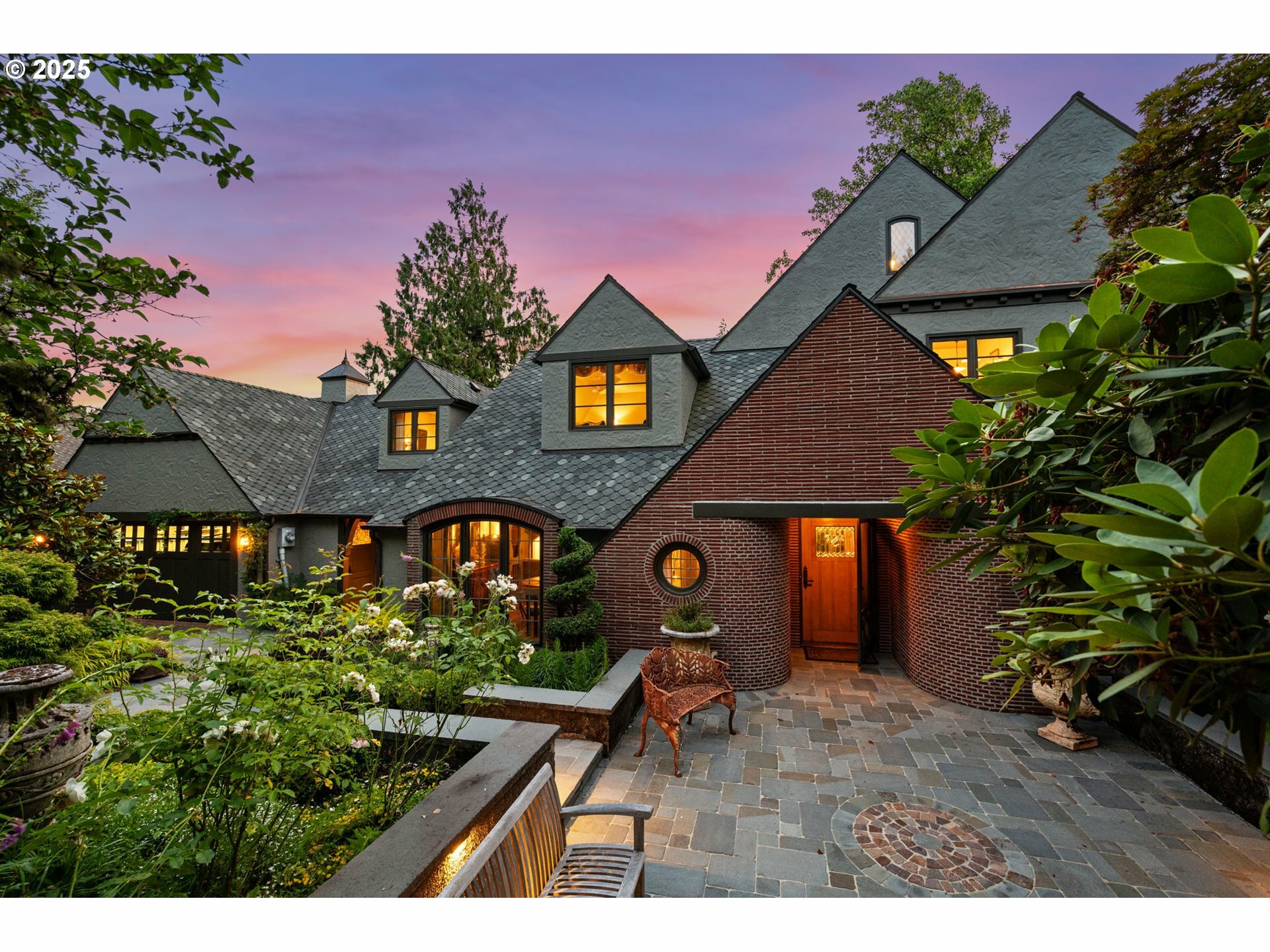 Property Photo: 4470 SW Greenleaf Dr OR 97221