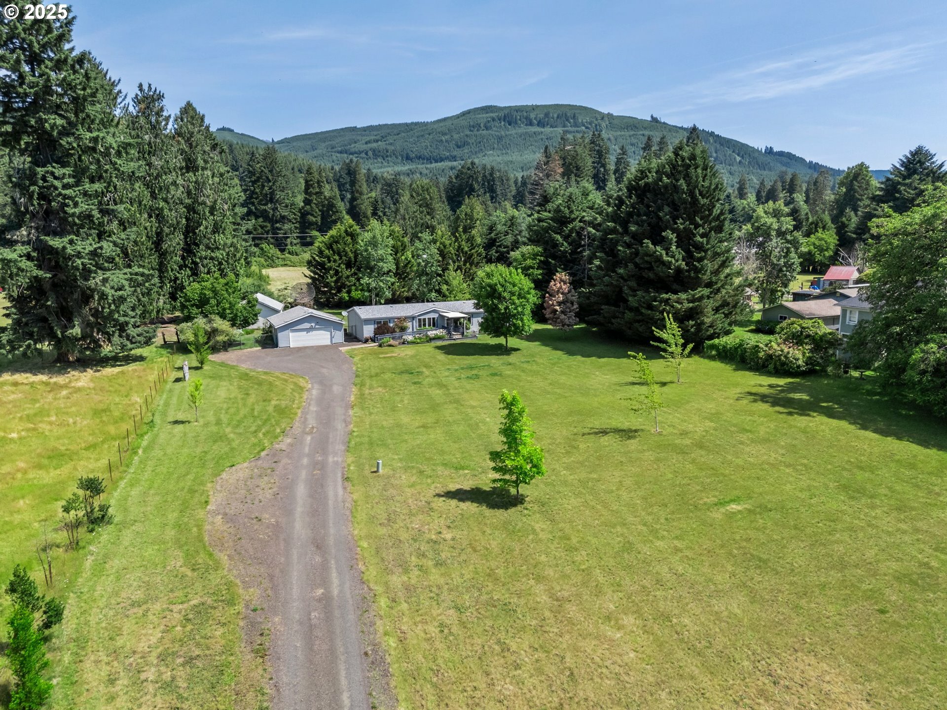 Property Photo: 41945 Holden Creek Ln OR 97478