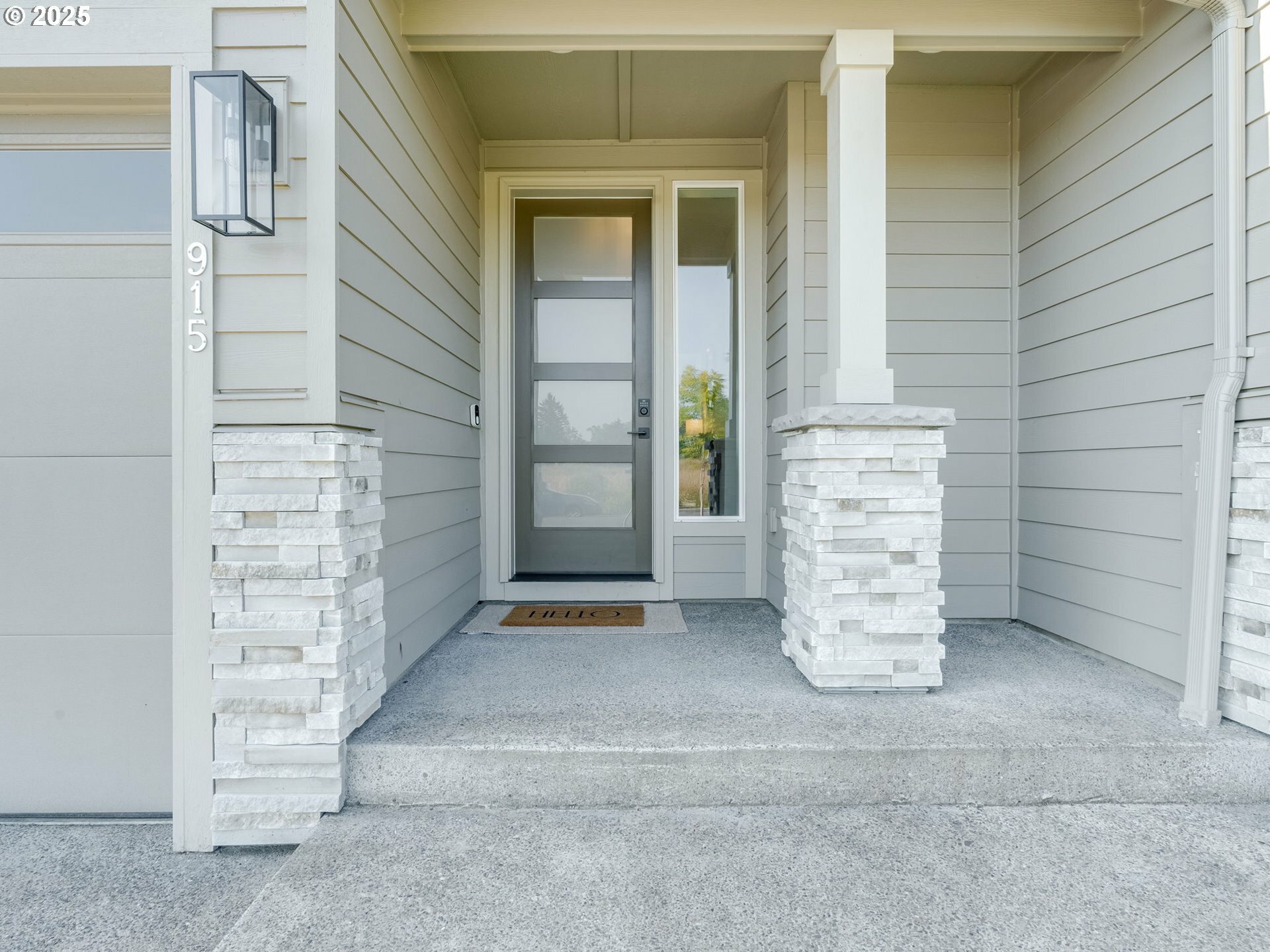 Property Photo:  915 SE 35th St  WA 98604 