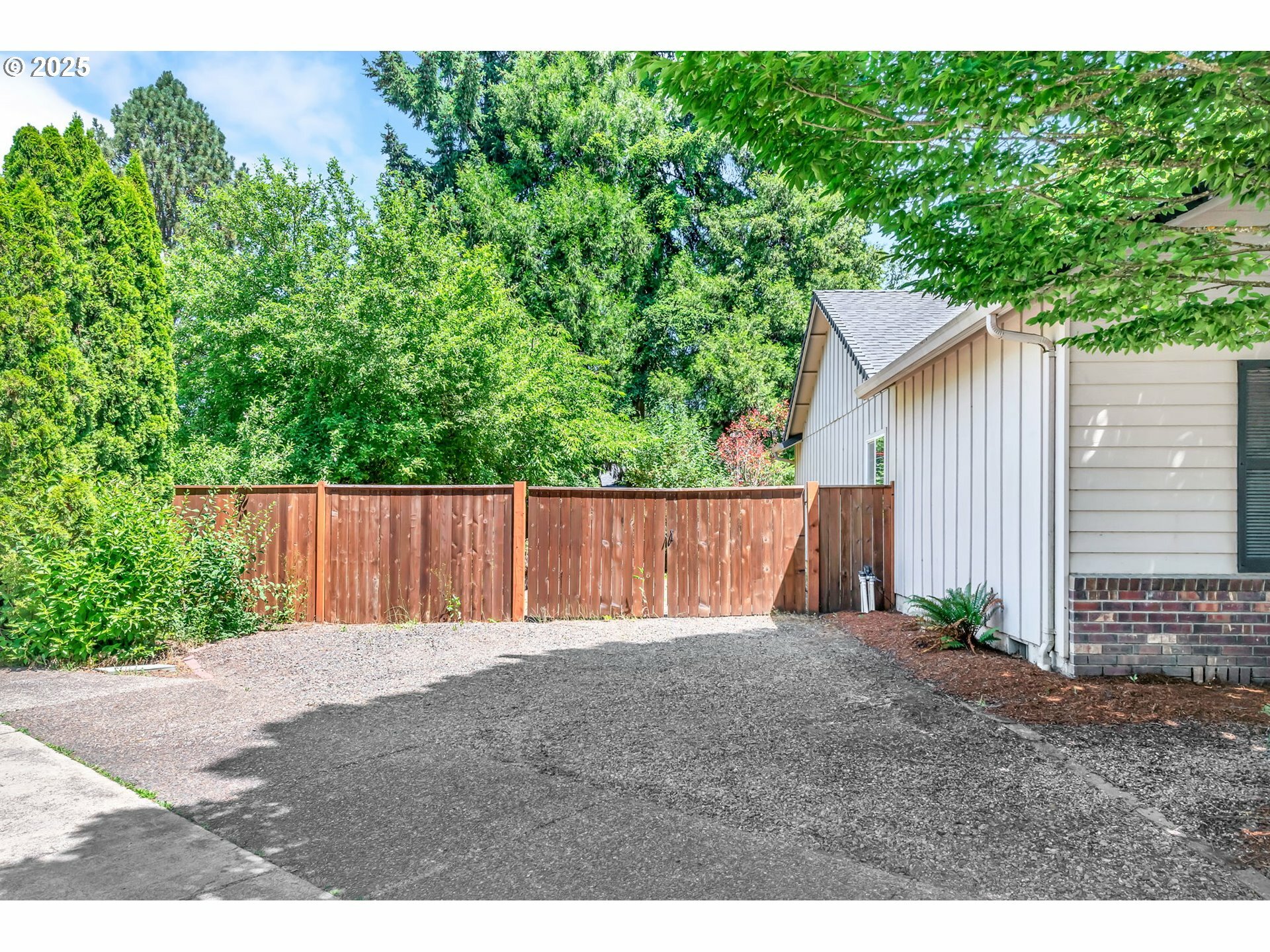 Property Photo: 1041 Irving Rd OR 97404