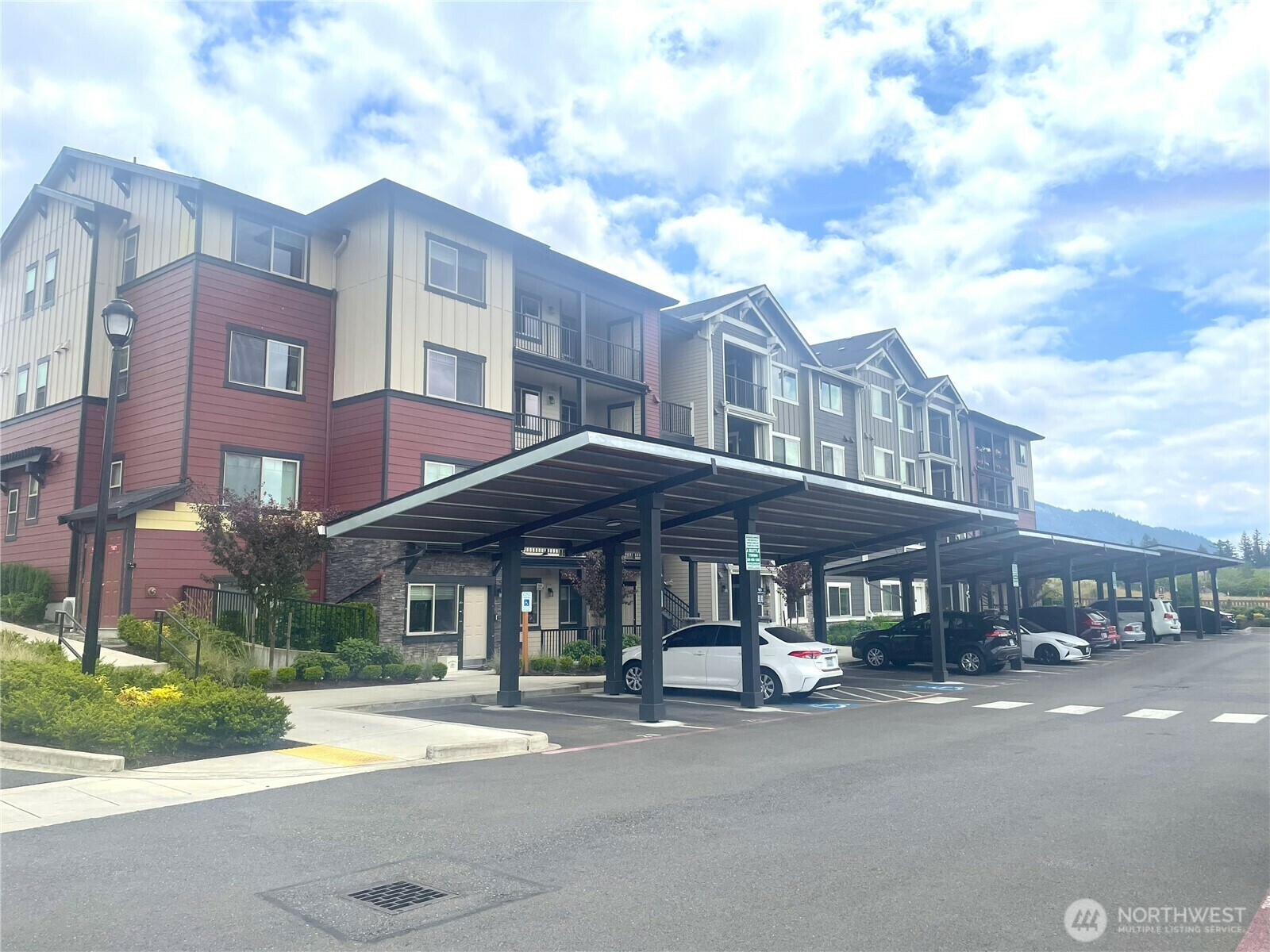 Property Photo: 921 Westridge Way NE #102 WA 98029