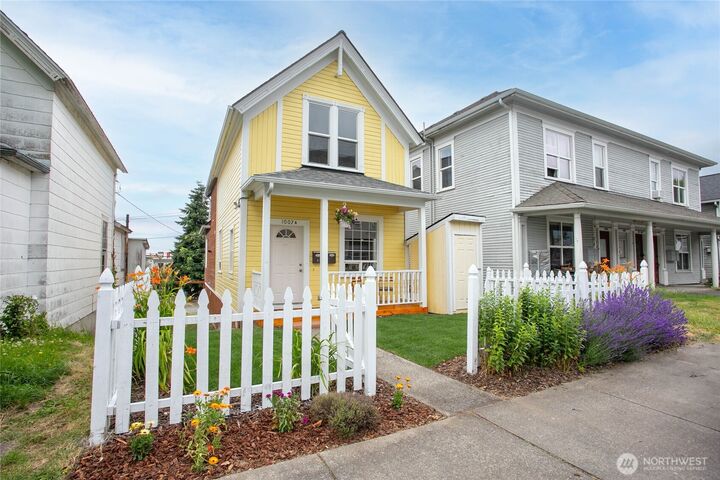 Property Photo:  1007 N Forest Street  WA 98225 