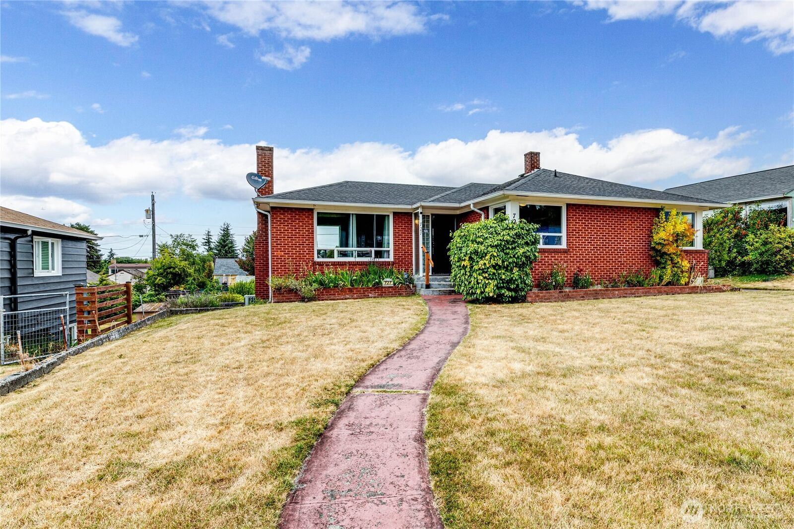 Property Photo: 727 E 11th Street WA 98362