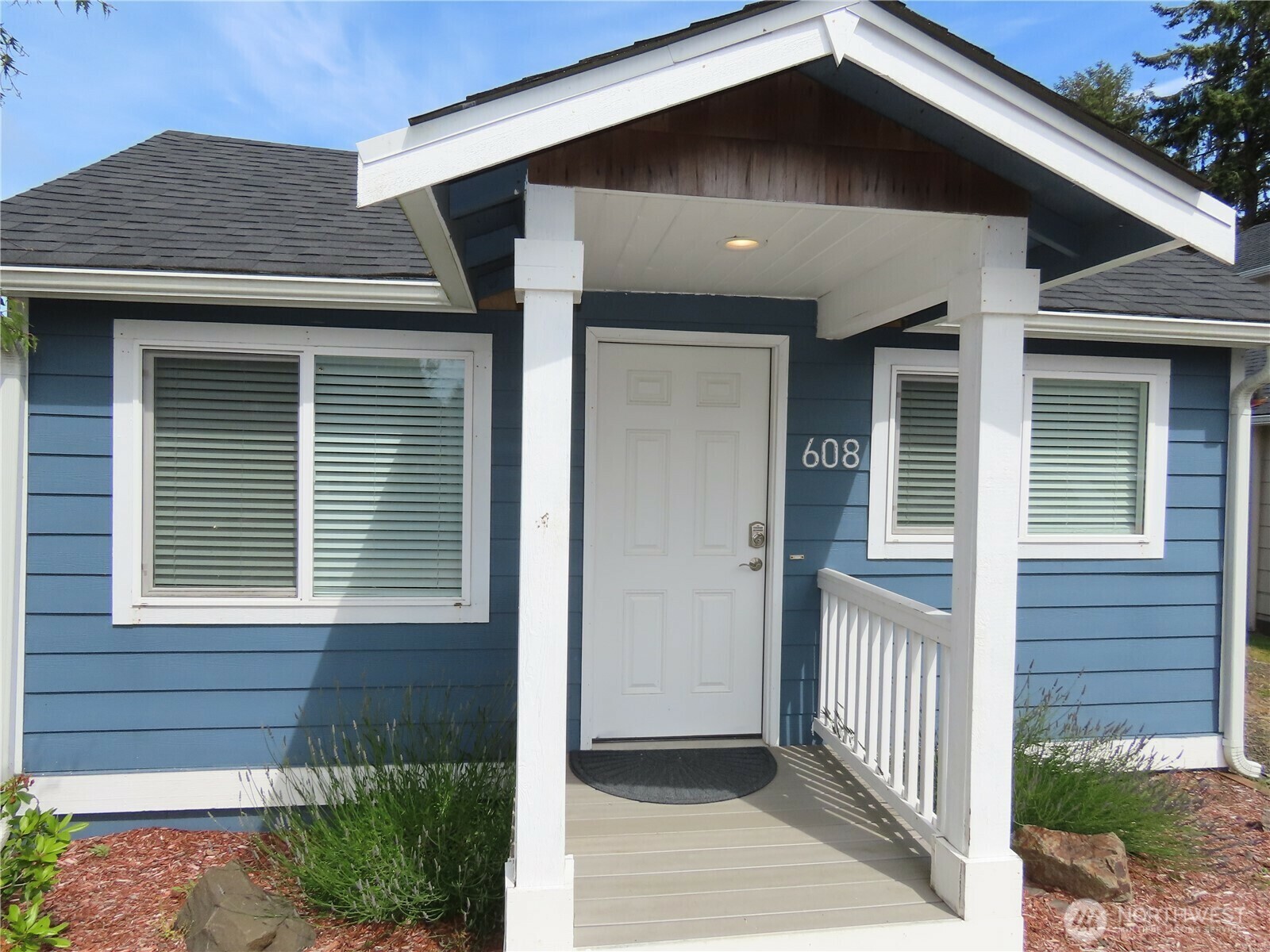 Property Photo:  608 S Forrest Street  WA 98595 