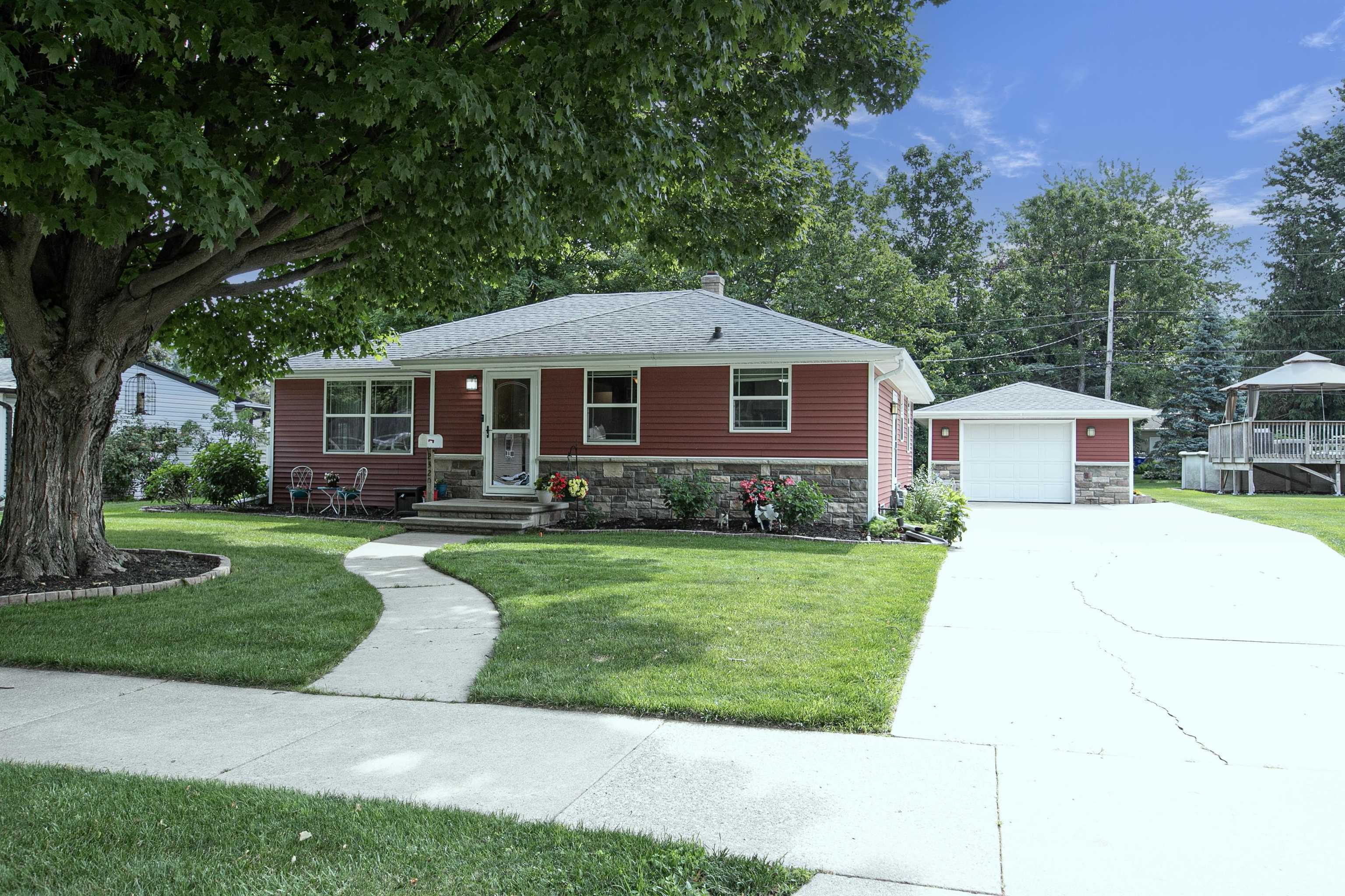 Property Photo: 2320 S Greenview Street WI 54915-4829