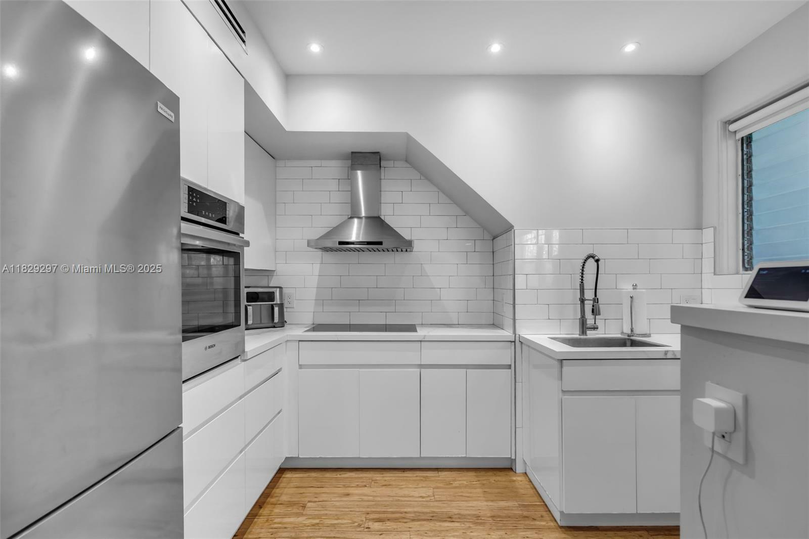 Property Photo: 810 11th Street 102 FL 33139