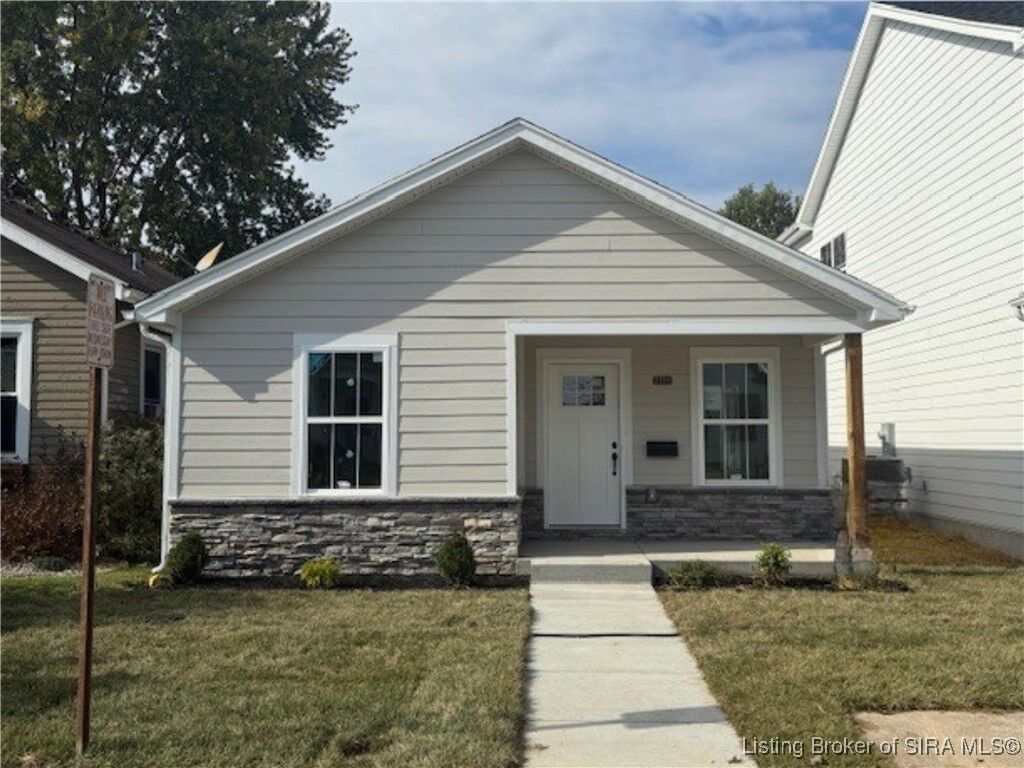 Property Photo:  2107 E Market Street  IN 47150 