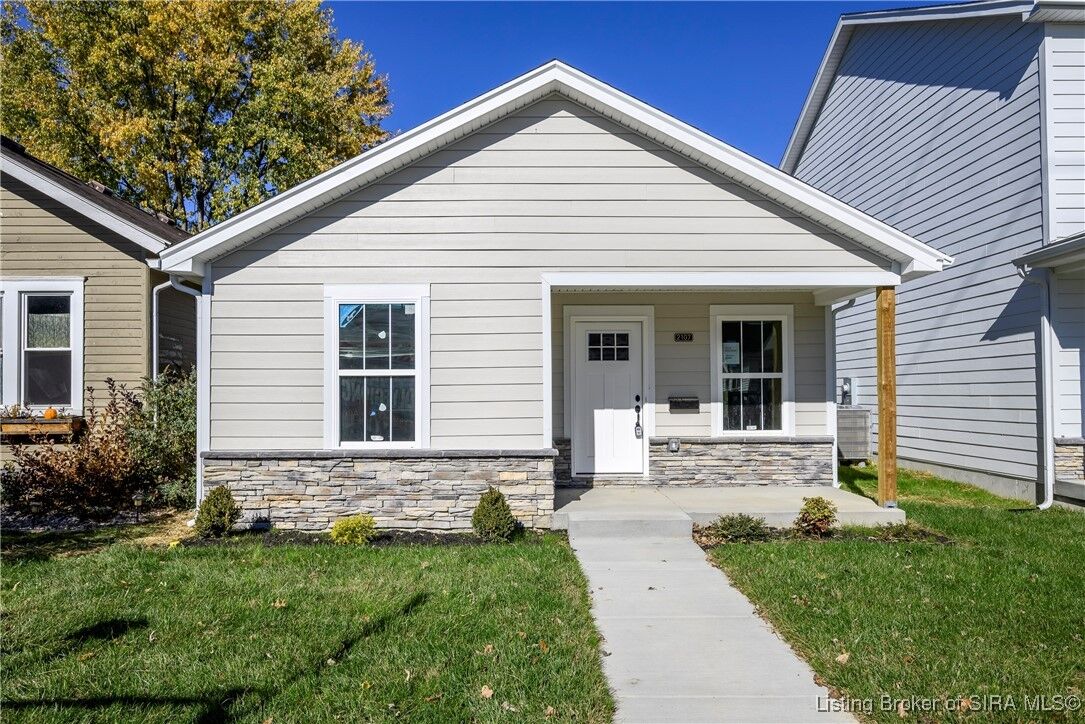 Property Photo:  2107 E Market Street  IN 47150 