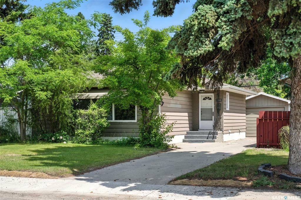 Property Photo: 2233 Cumberland Avenue S SK S7J 1Z4