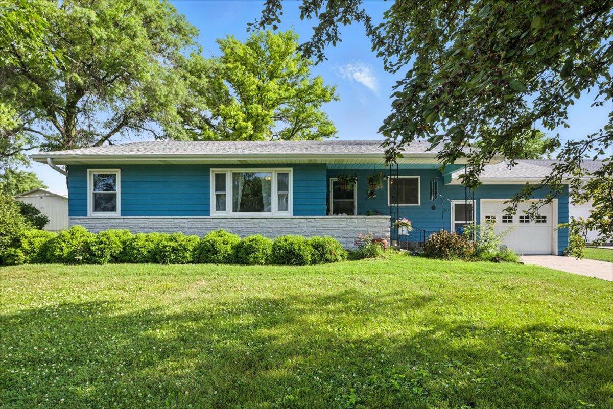 Property Photo:  301 E Walnut  Street  IA 51566 