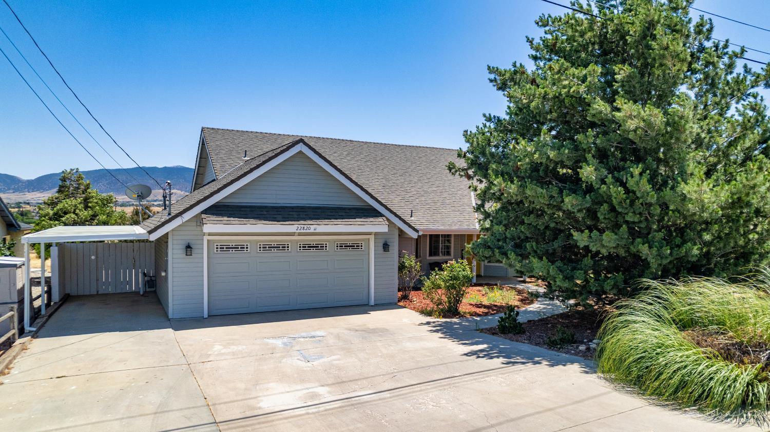 Property Photo: 22820 Mariposa Road CA 93561