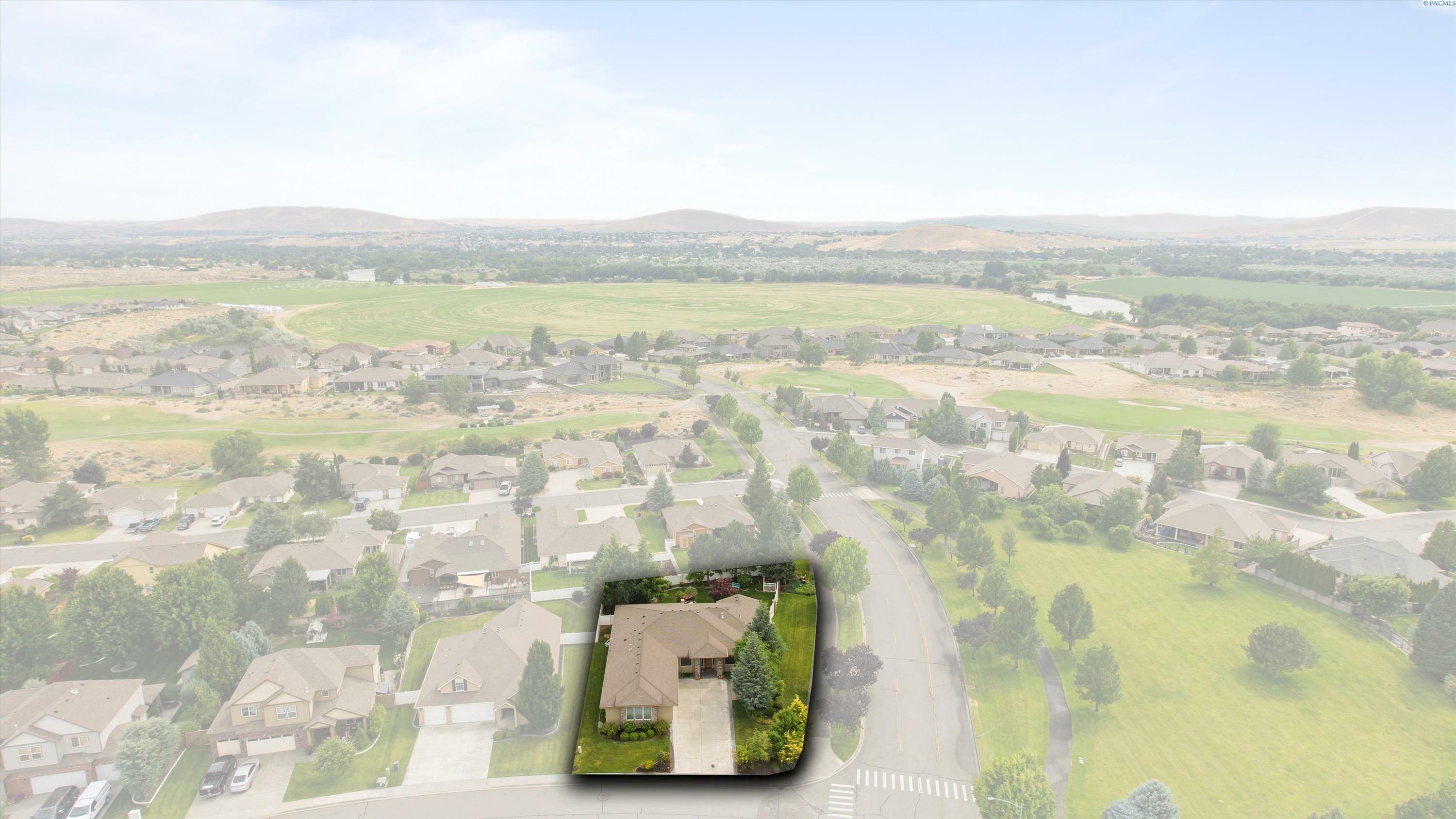 Property Photo:  2703 Sawgrass Loop  WA 99354 
