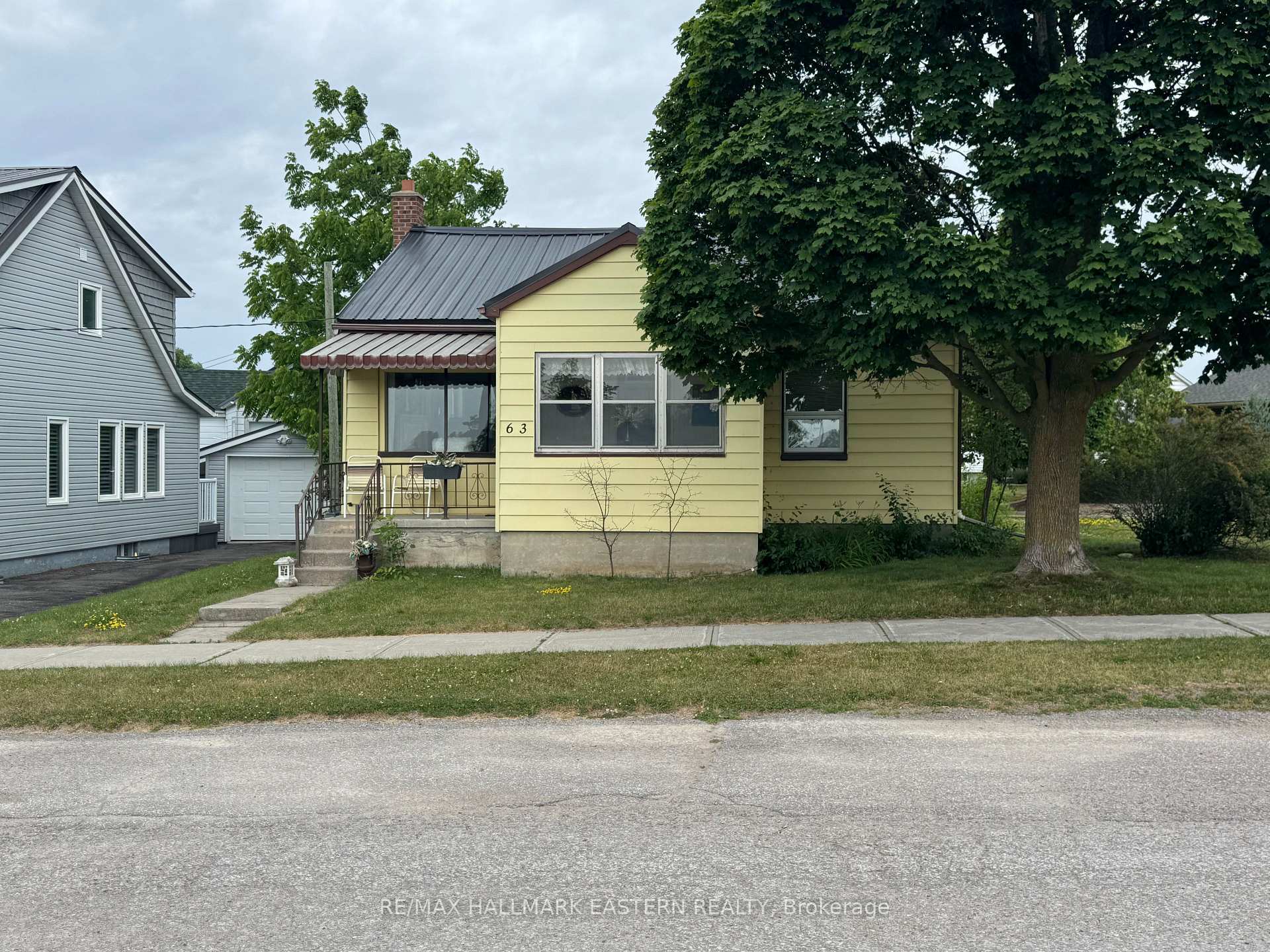 Property Photo: 63 Edgewater Boulevard ON K9H 1A4