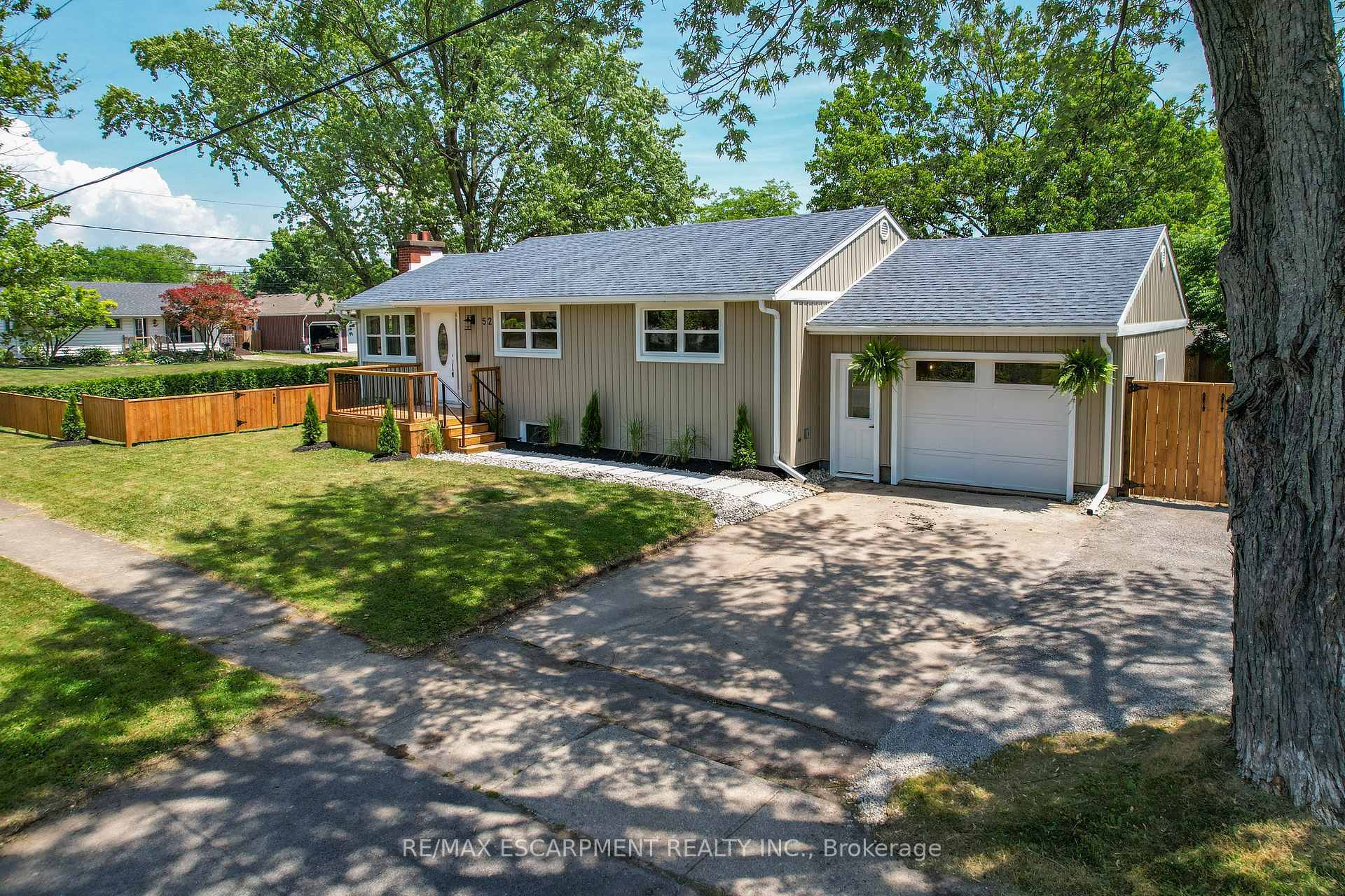 Photo de la propriété: 52 Valencourt Drive ON L3C 1M8