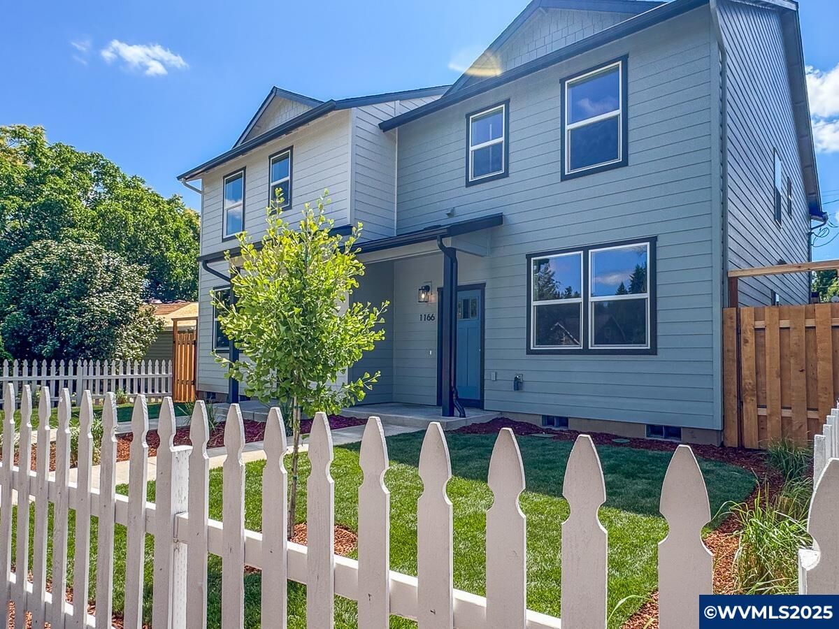 Property Photo:  1166 7th St NW  OR 97304 