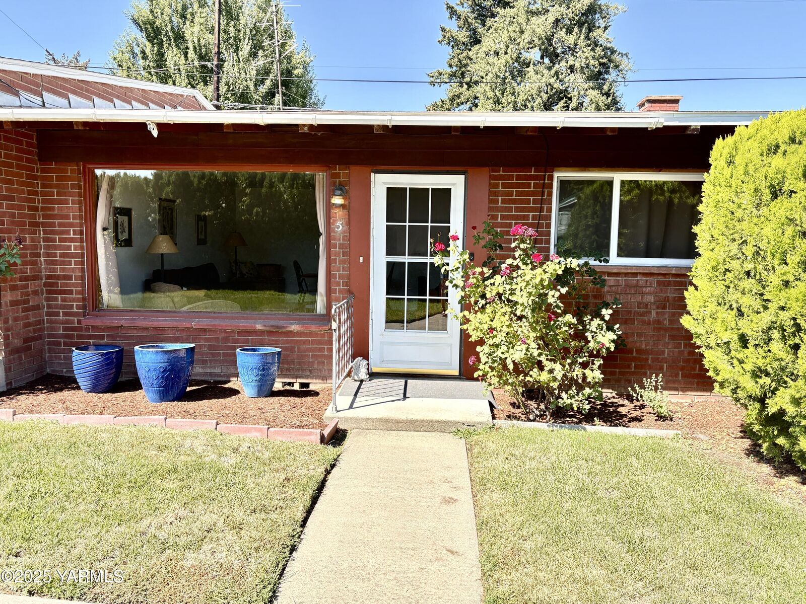 Property Photo:  1501 W Chestnut Ave 5  WA 98902 