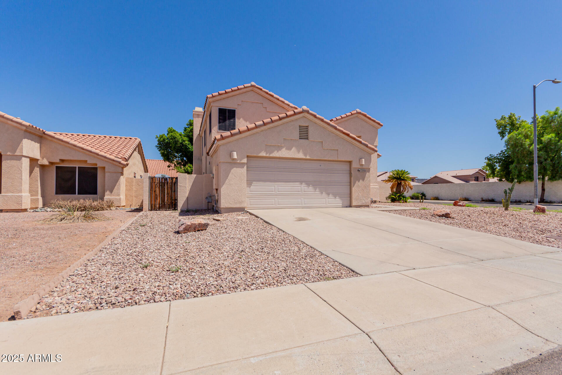 Property Photo: 5206 W Topeka Drive AZ 85308