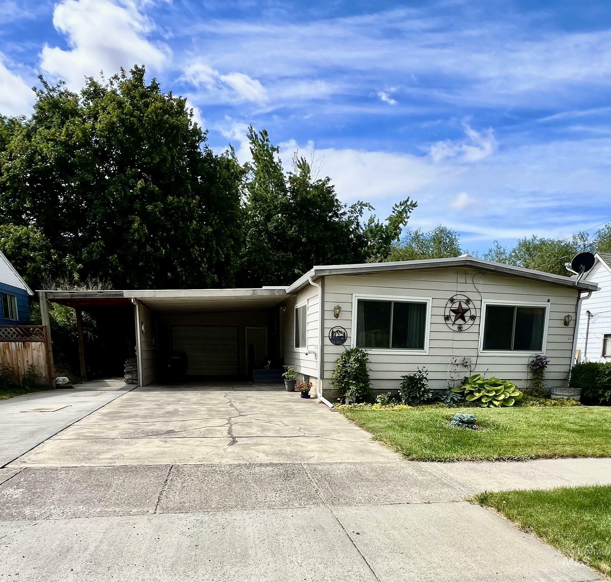 Property Photo: 1370 Columbia St WA 99347